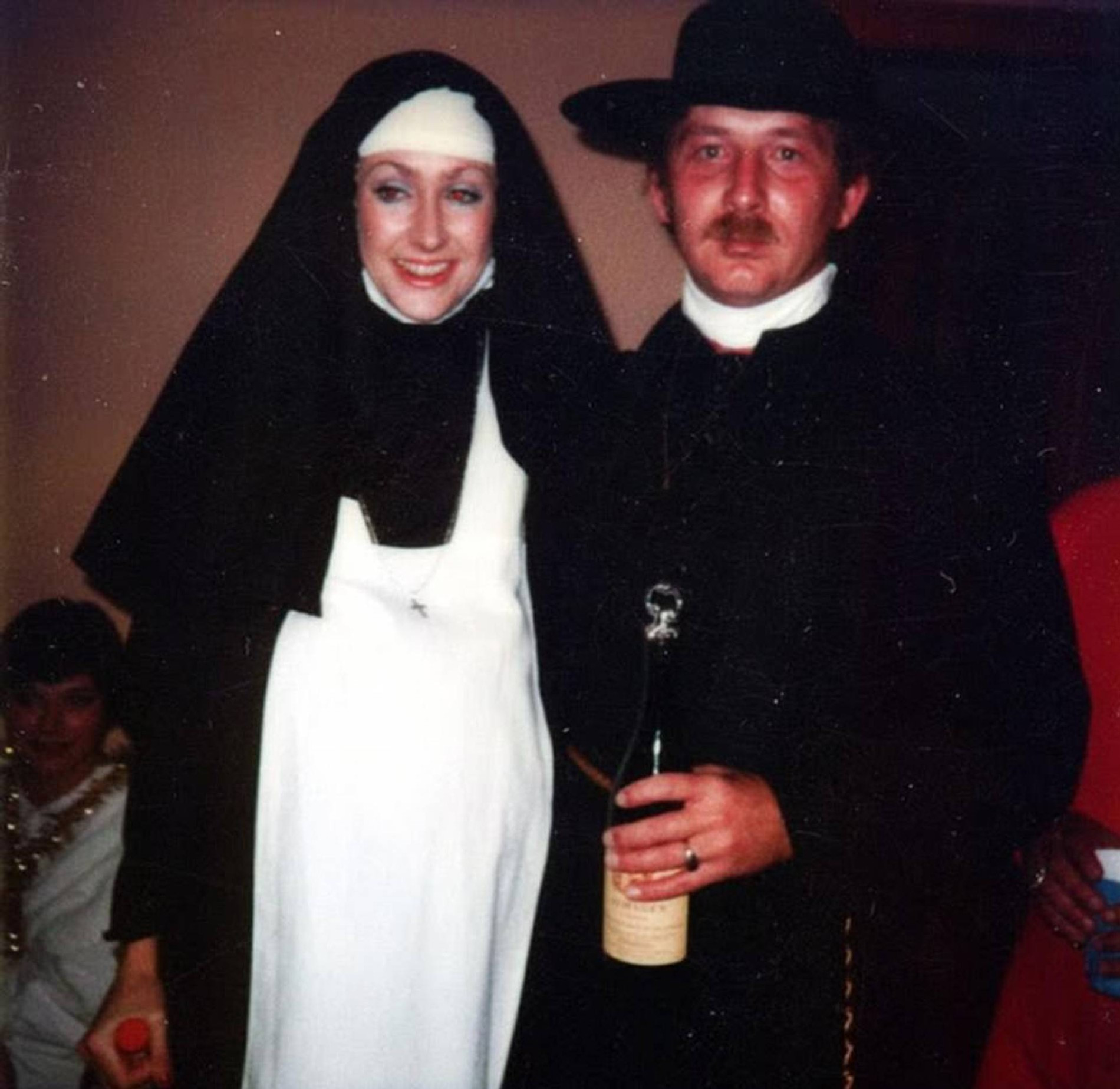 Хэллоуинские костюмы монашки и священника. 
Источник: архив пресс-службы