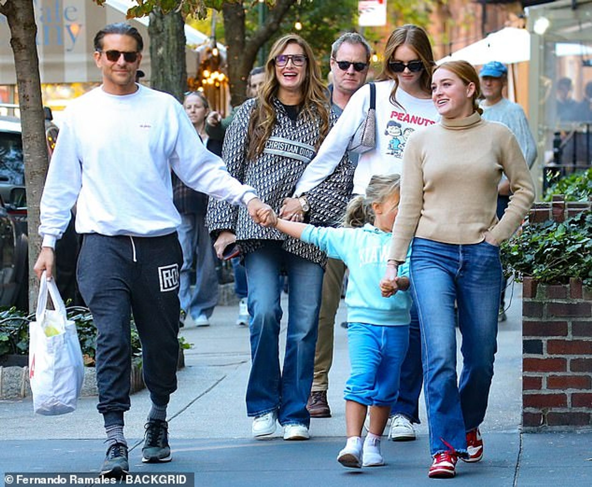 Брэдли Купер и Лея на прогулке с Брук Шилдс и  ее дочерьми 
Фото: BackGrid