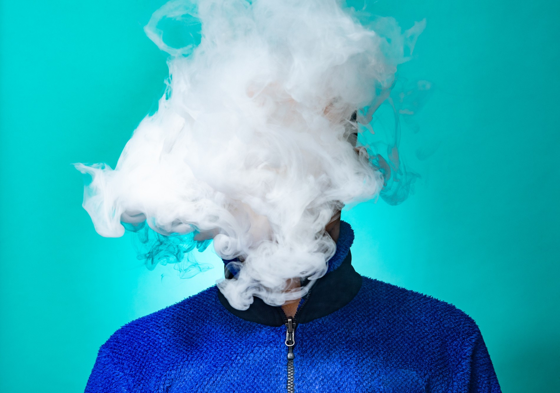 Выкуривая одну сигарету, человек получает 1,1-6 мг никотина, а также контактирует с раскаленными продуктами сгорания табака и бумаги. Фото: Getty Images