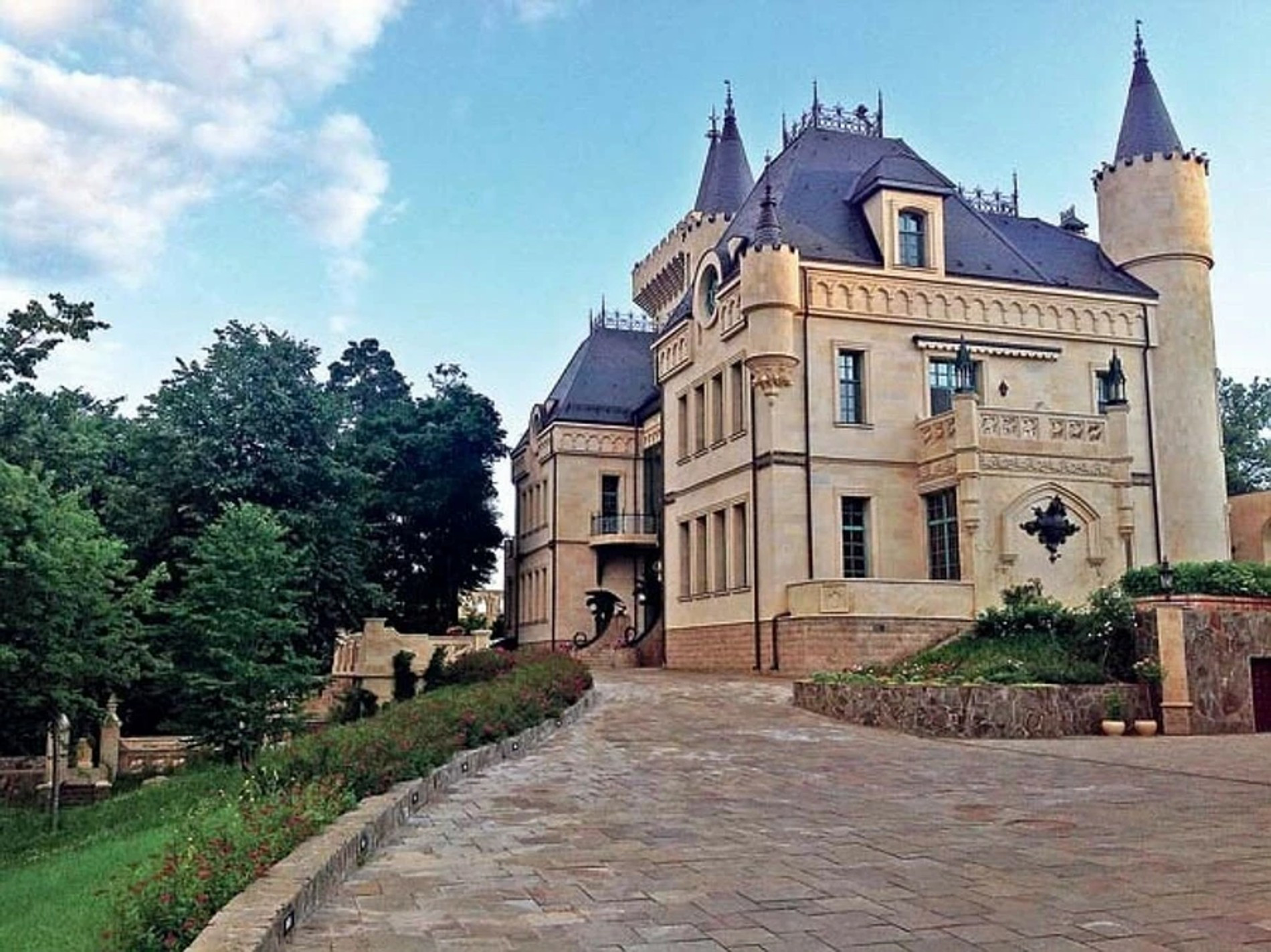 Замок в поселке Грязь
Фото: Инстаграм (запрещен в РФ)