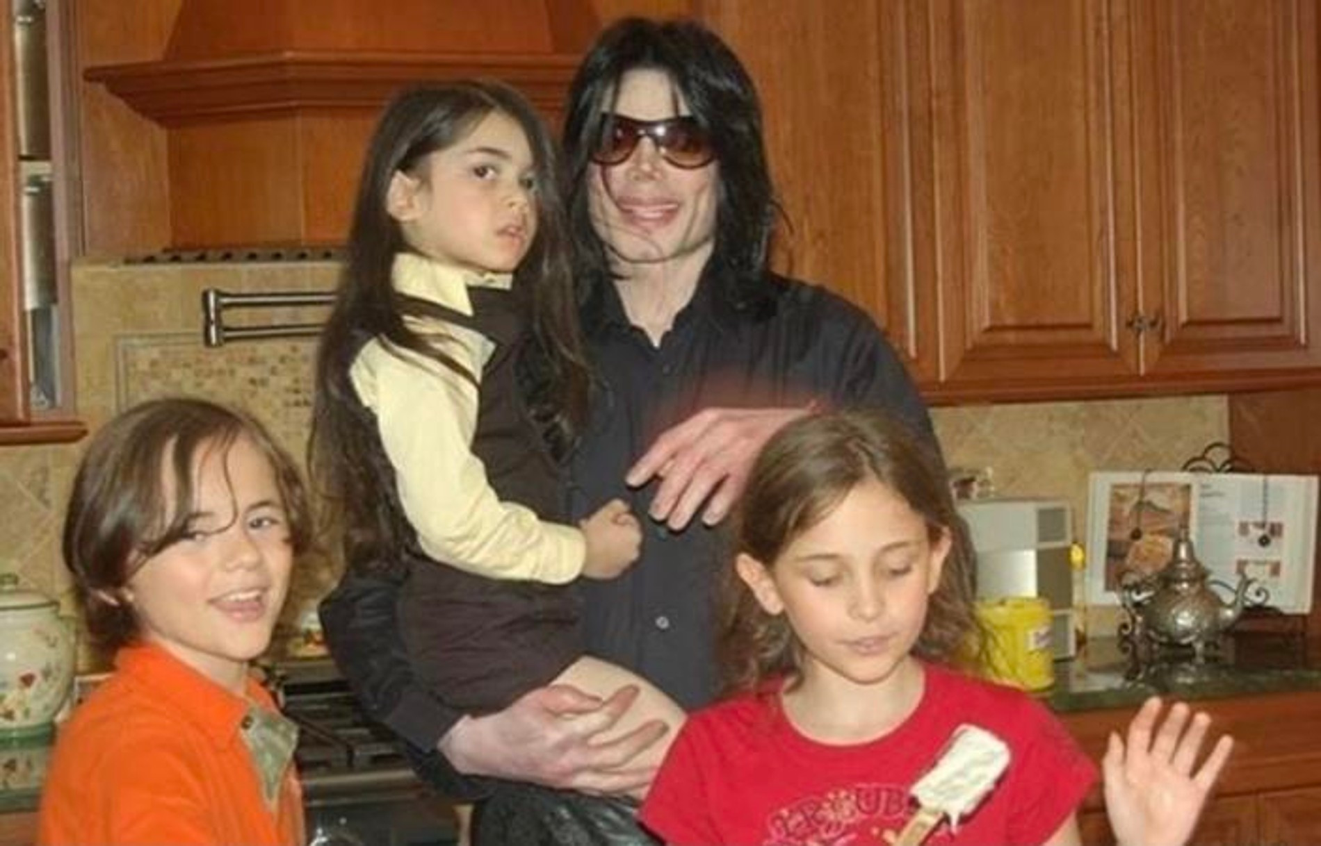 Причины белокожести детей Майкла Джексона: наследство, генетика, косметические процедуры