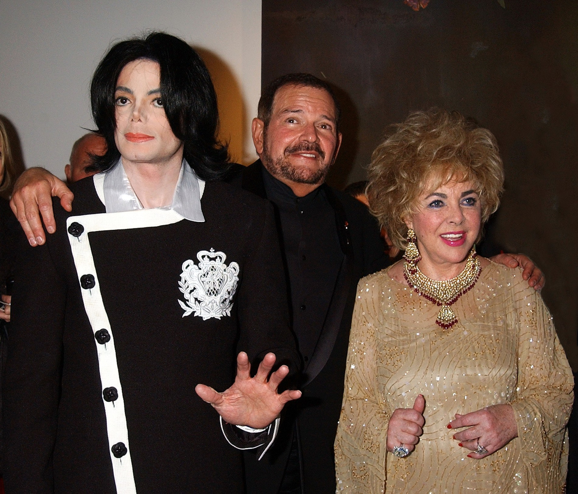 Майкл Джексон, Арнольд Кляйн и Элизабет Тейлор в 2002 году. Фото: Getty Images