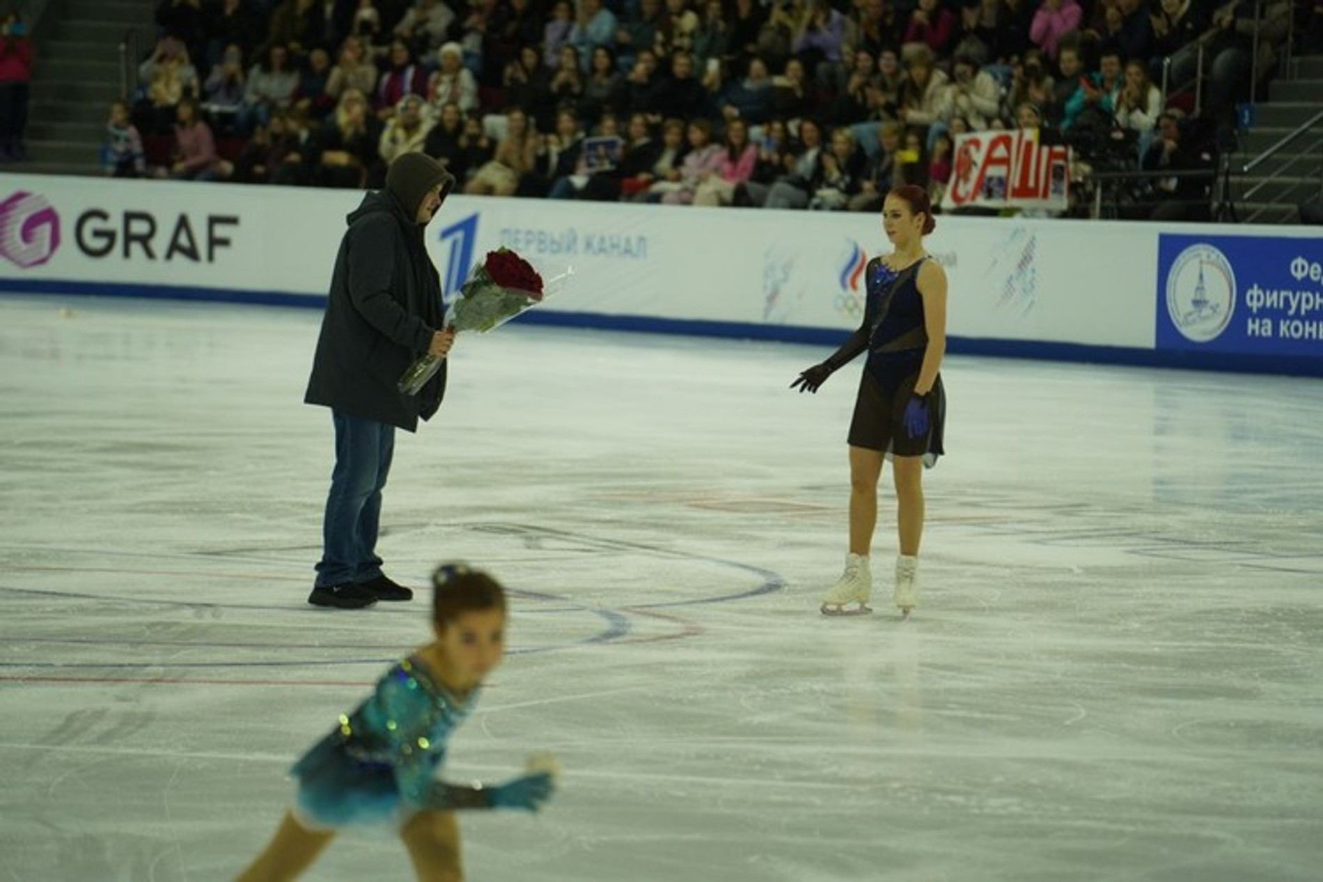 Фанат Саши Трудовой выбежал на лед, чтобы подарить ей цветы
Фото: KP
