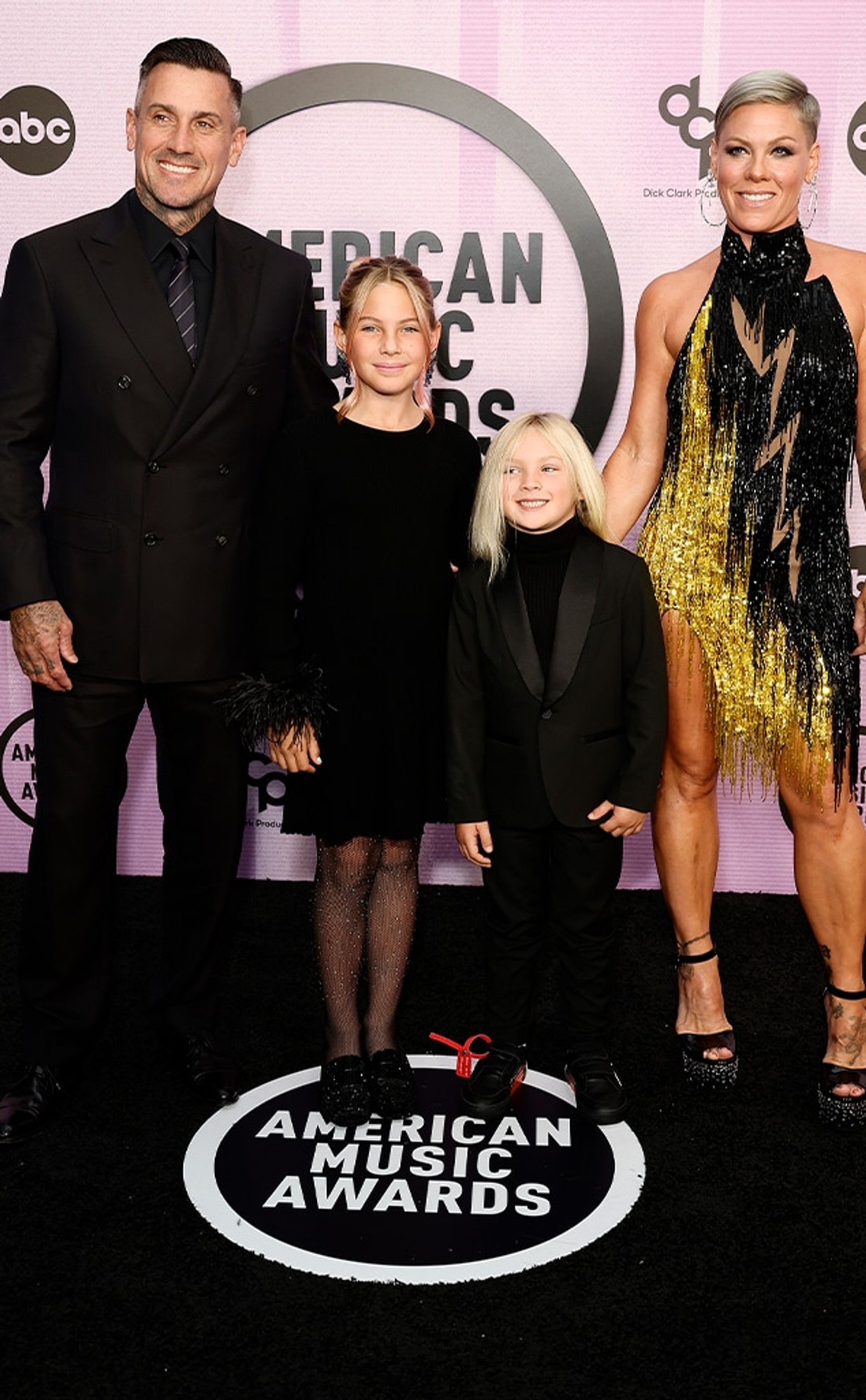 2022 год. Pink с мужем Кэри Хартом, дочерью Уиллоу и сыном Джеймсоном
Фото: Getty Images