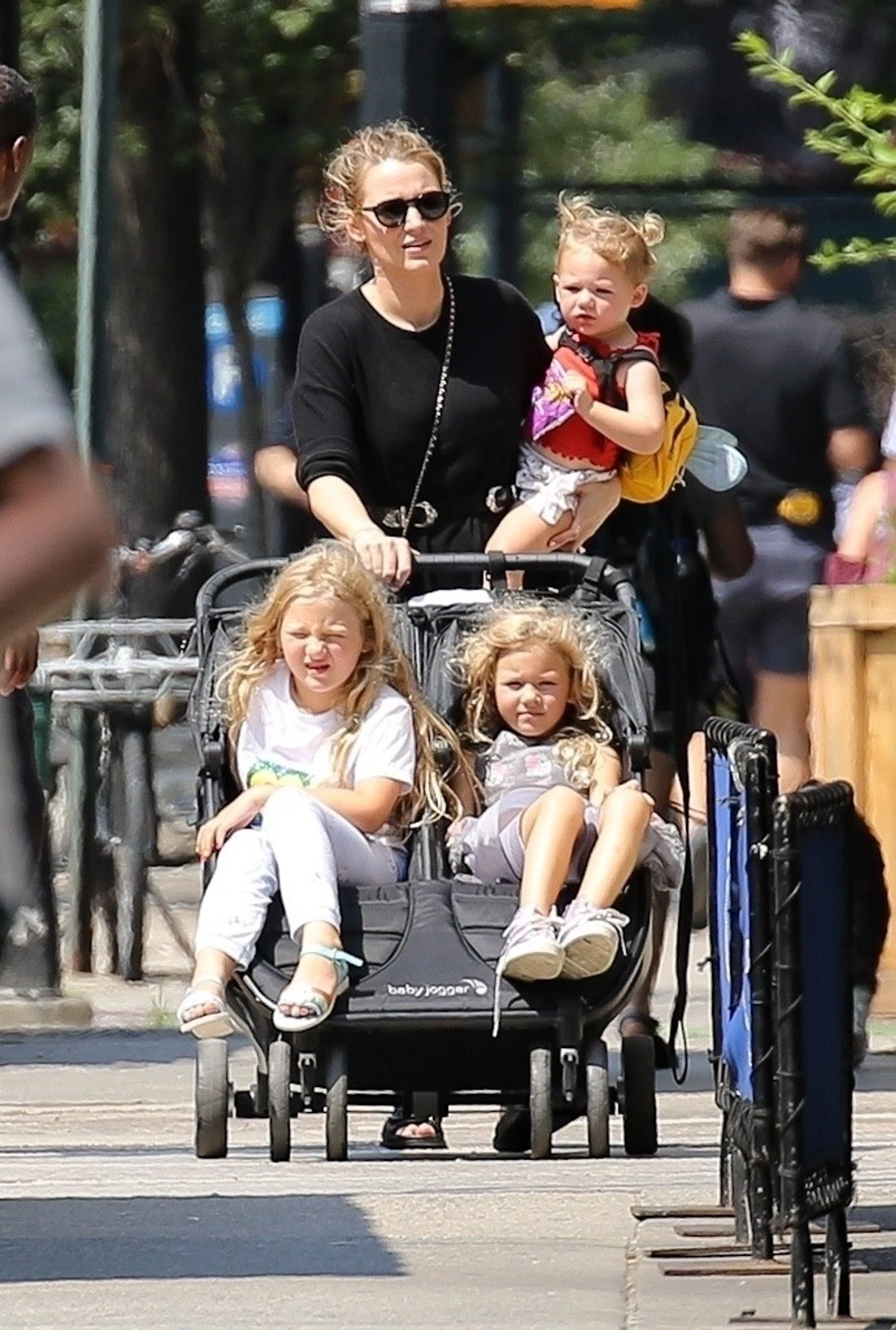 Блейк Лайвли гуляет по Нью-Йорку с тремя дочерьми
Фото: radiobase101