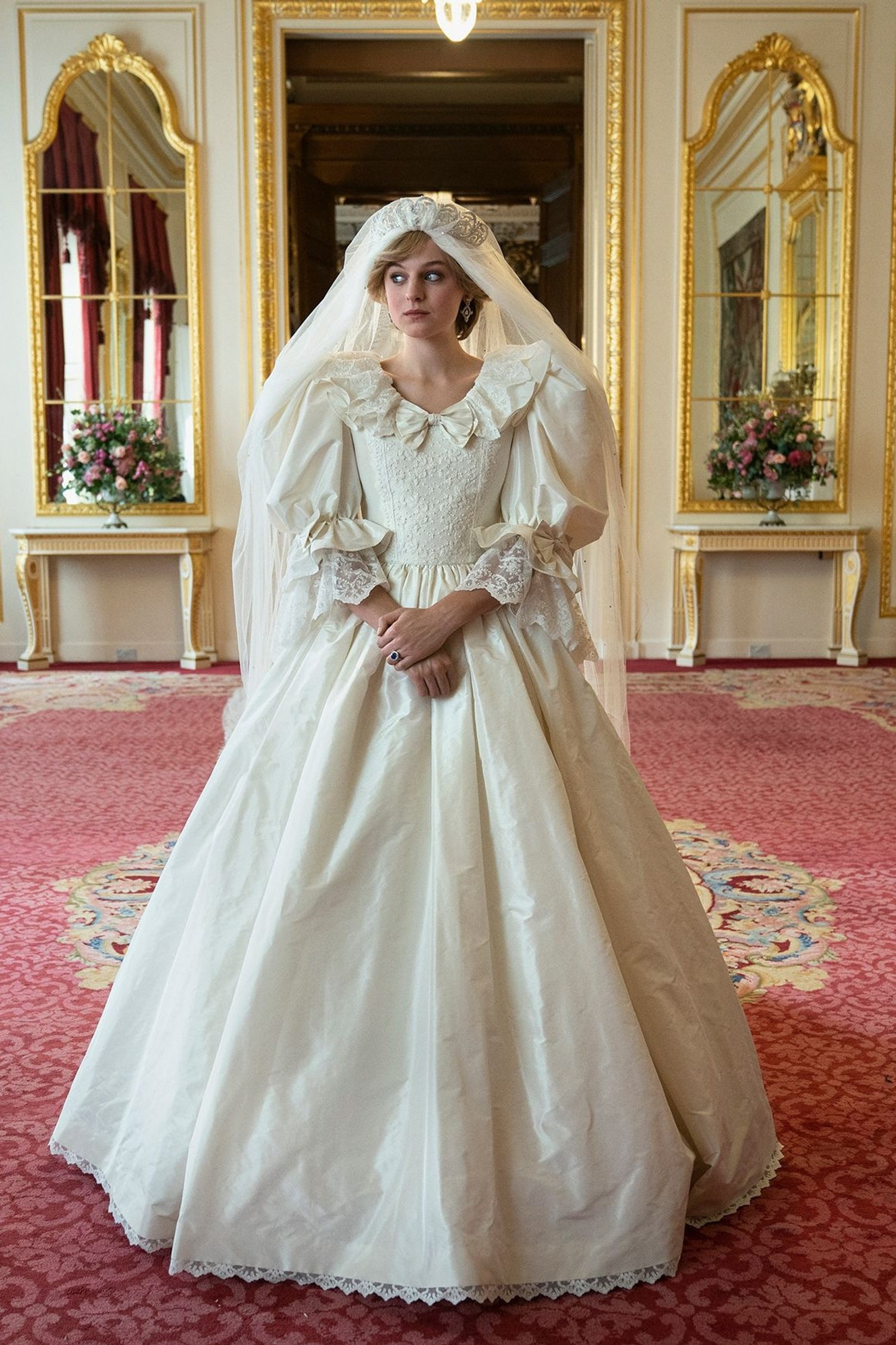 За реплику свадебного наряда Дианы, которое в сериале примерила Эмма Коррин, отвечал дизайнер оригинального платья
Фото: Netflix