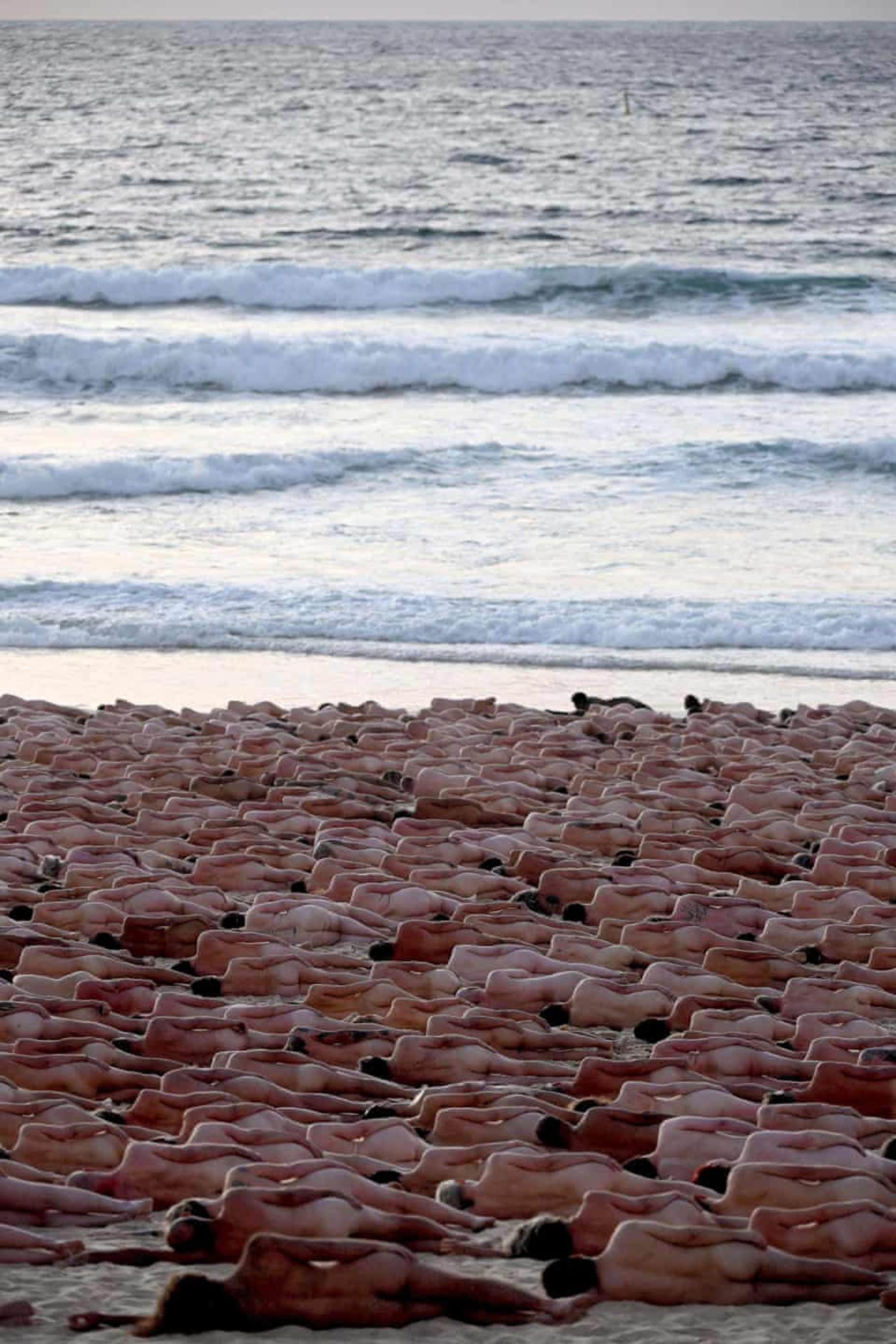 2500 голых людей собрались вместе на самом известном пляже Австралии: что  случилось
