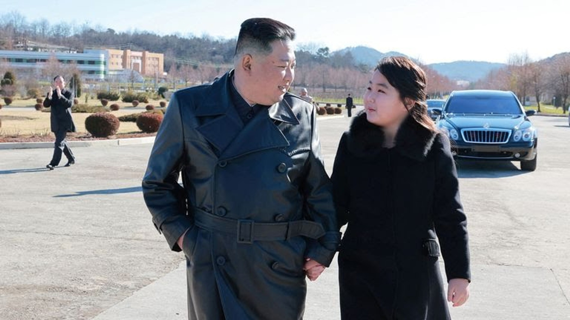 По мнению наблюдателей, старшей дочери Кима 12 или 13 лет
Фото: AP