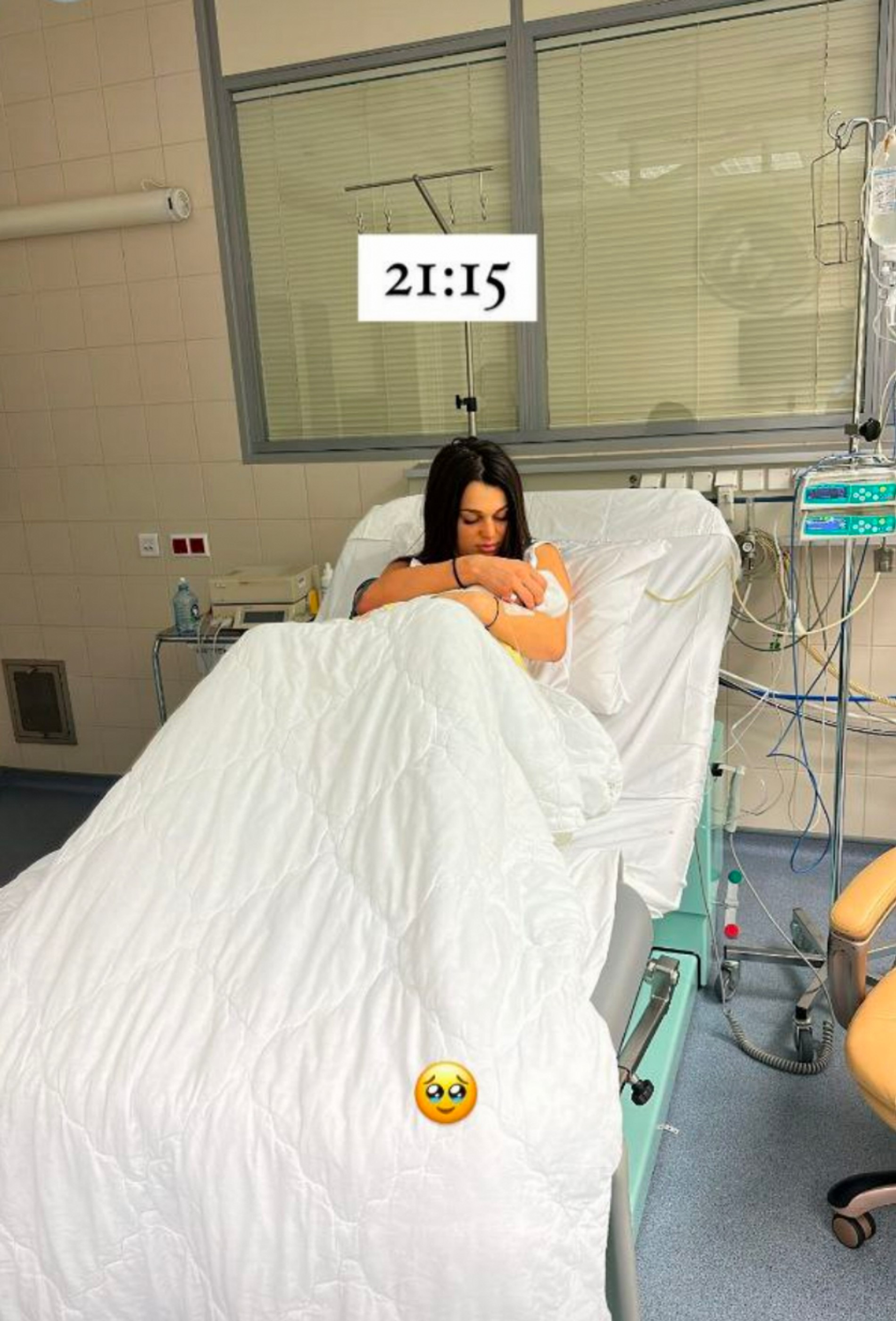 Новоиспеченная мама и новорожденный в роддоме
Фото: Инстаграм (запрещен в РФ) Леши Свика