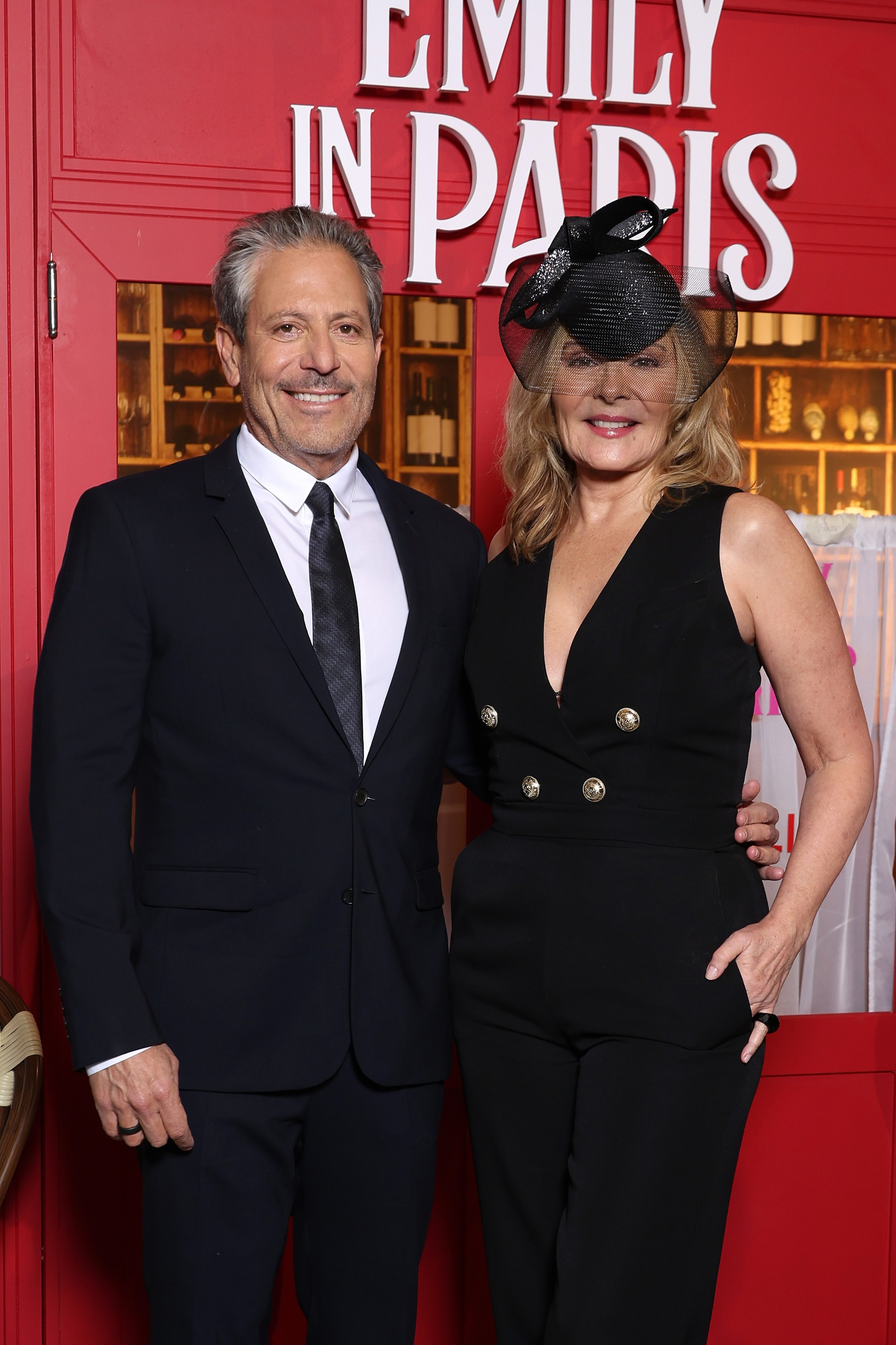 Даррен Стар и Ким Кэтролл на парижской премьере третьего сезона «Эмили в Париже»
Фото: Getty images