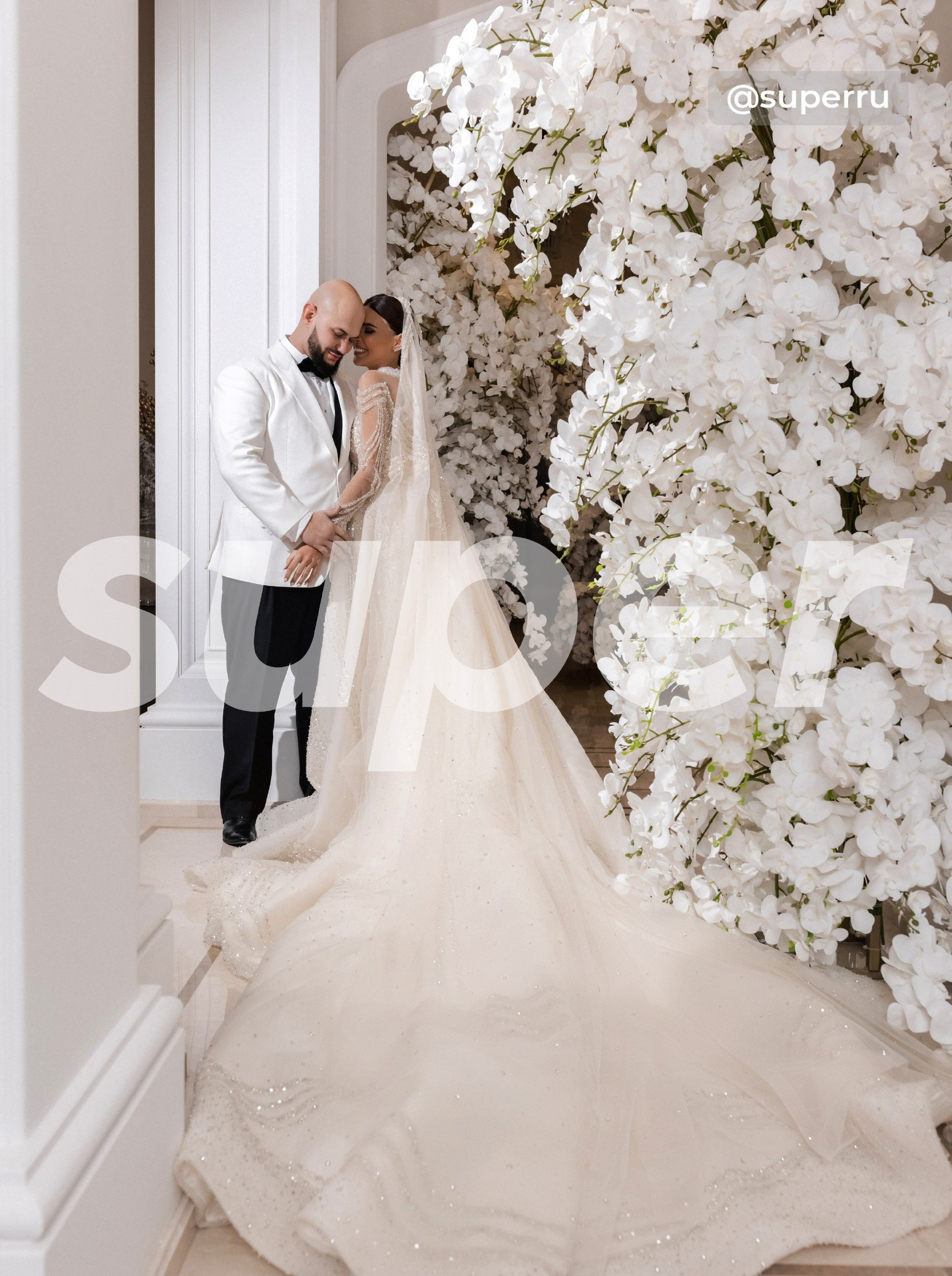 Оксана Самойлова и Джиган в свадебных образах
Фото: Super 