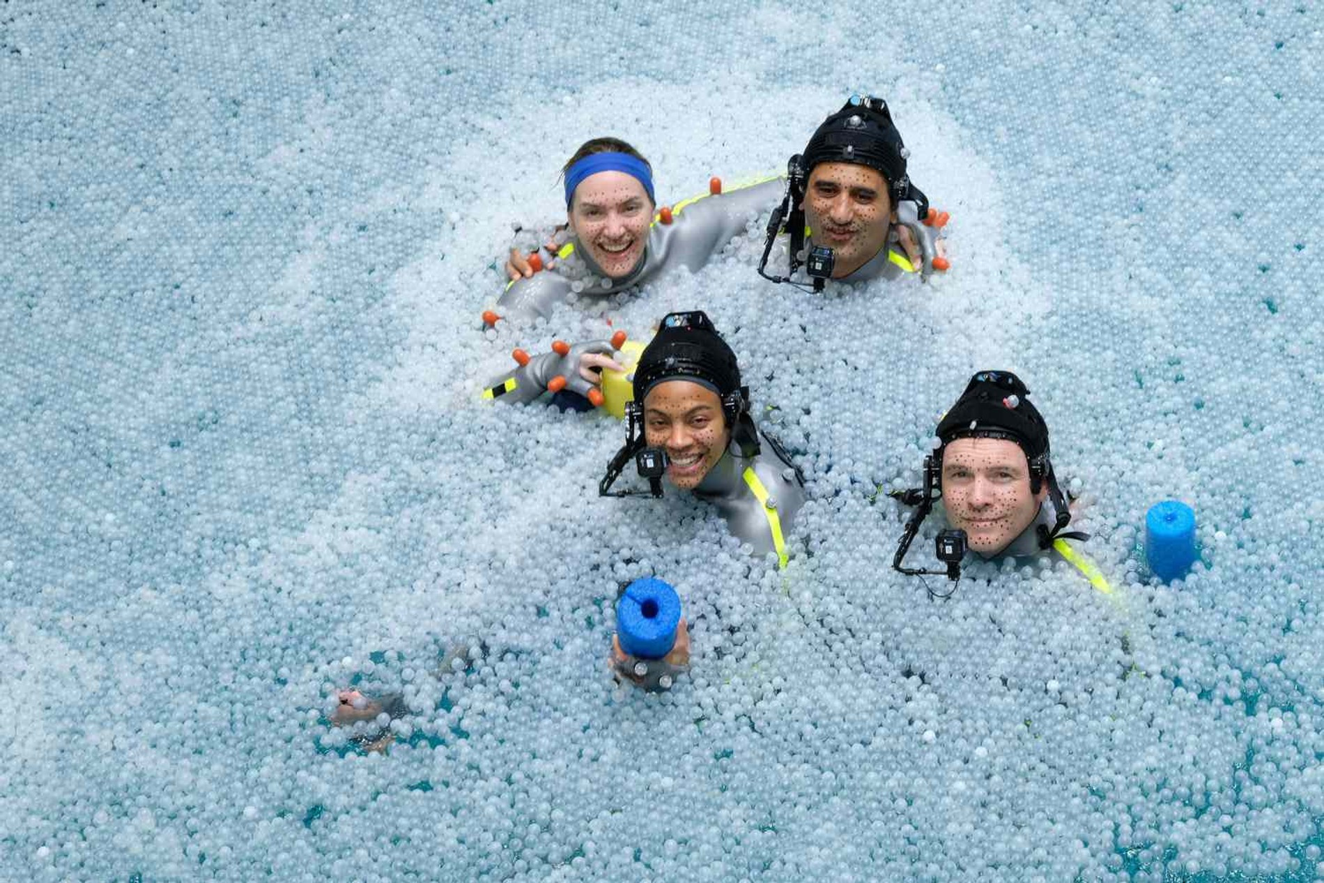 Кейт Уинслет, Зои Салдана, Клифф Кертис
и Сэм Вашингтон на съемках фильма «Аватар: Путь воды»
Фото: Disney