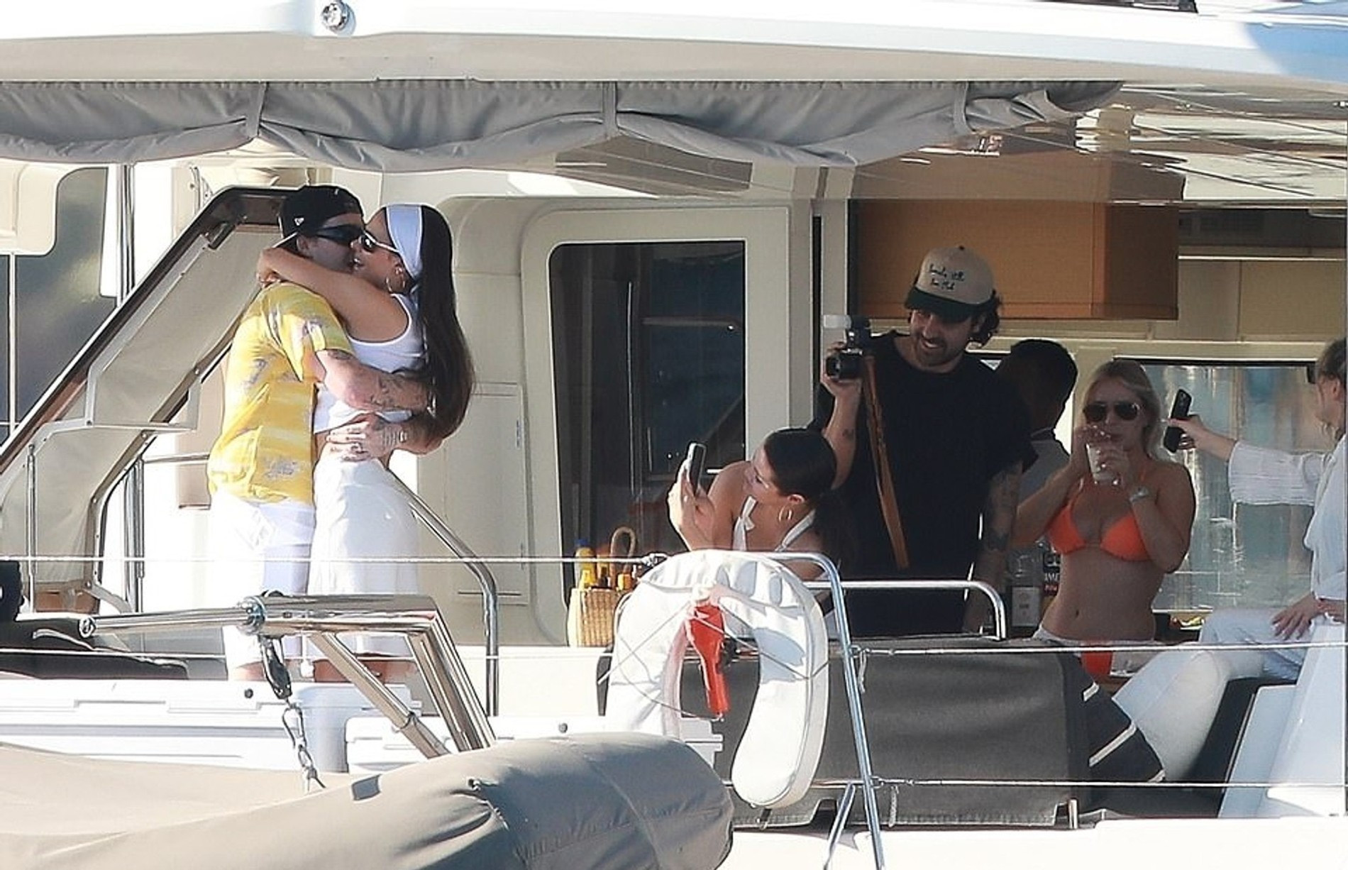 Селена Гомес, Никола Пельтц и Бруклин Бекхэм на яхте в Мексике
Фото: Daily Mail