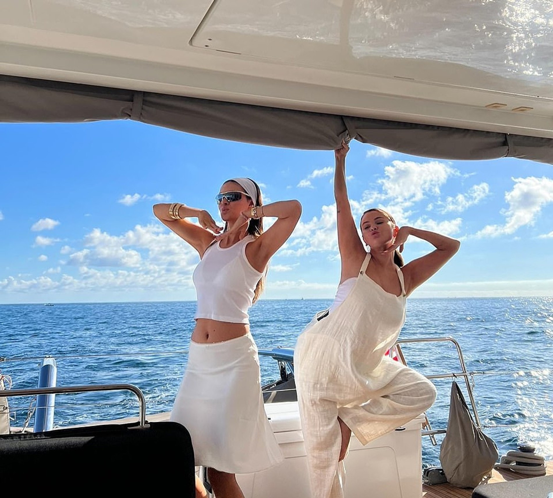 Никола Пельтц и Селена Гомес на яхте в Мексике
Фото: Daily Mail