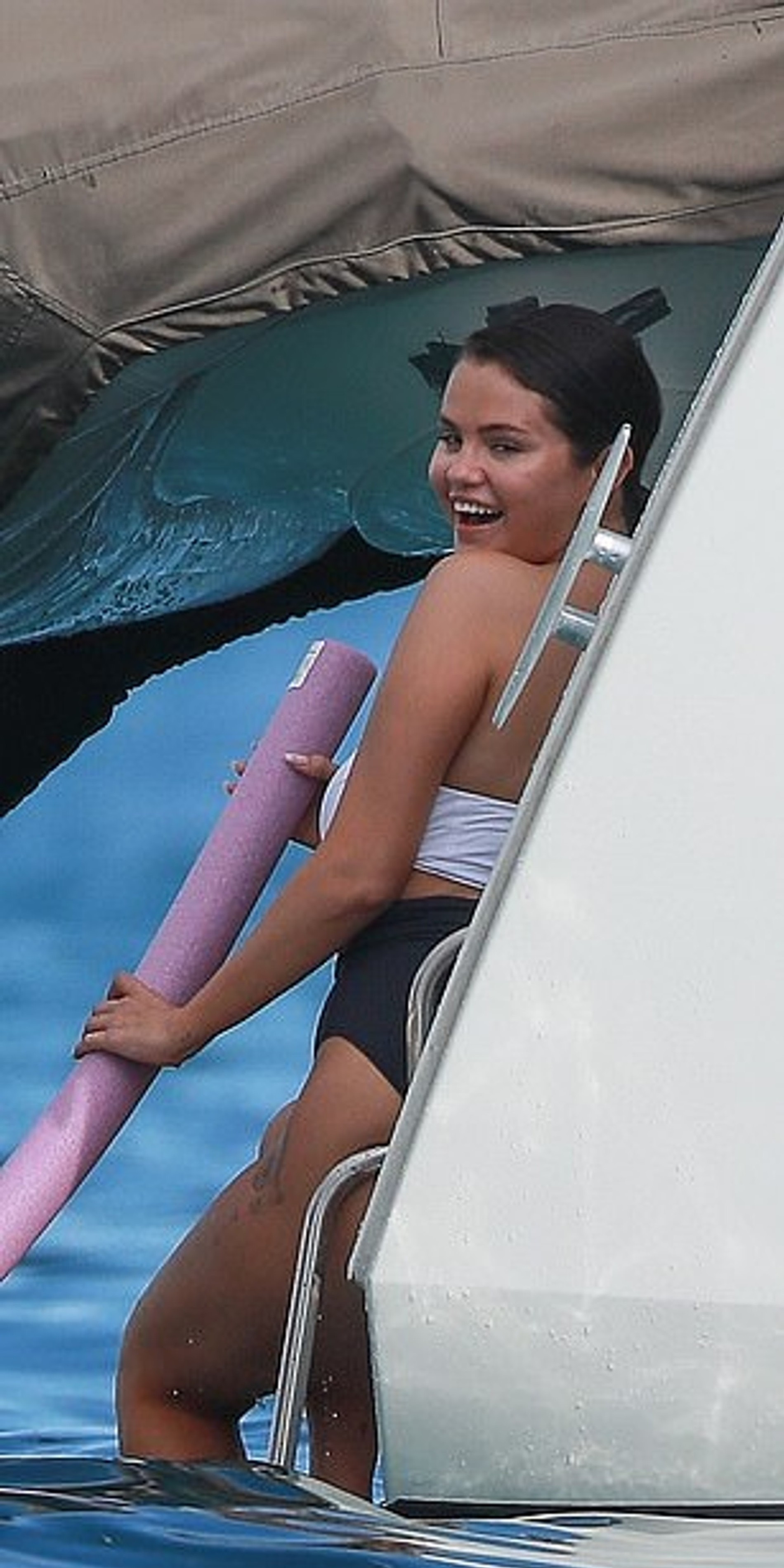 Селена Гомес выходит из воды после купания
Фото: Daily Mail