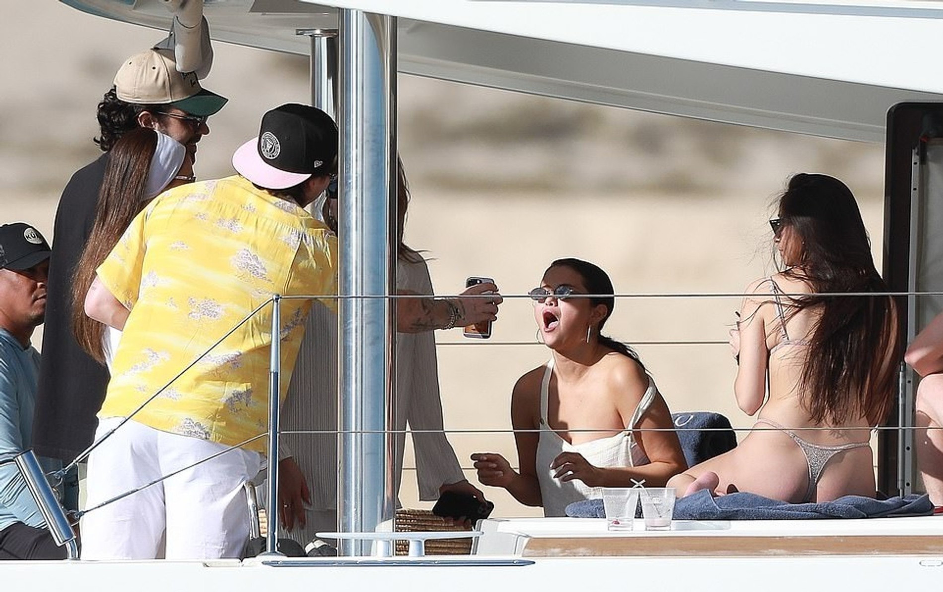 Селена Гомес, Никола Пельтц и Бруклин Бекхэм на яхте в Мексике
Фото: Daily Mail