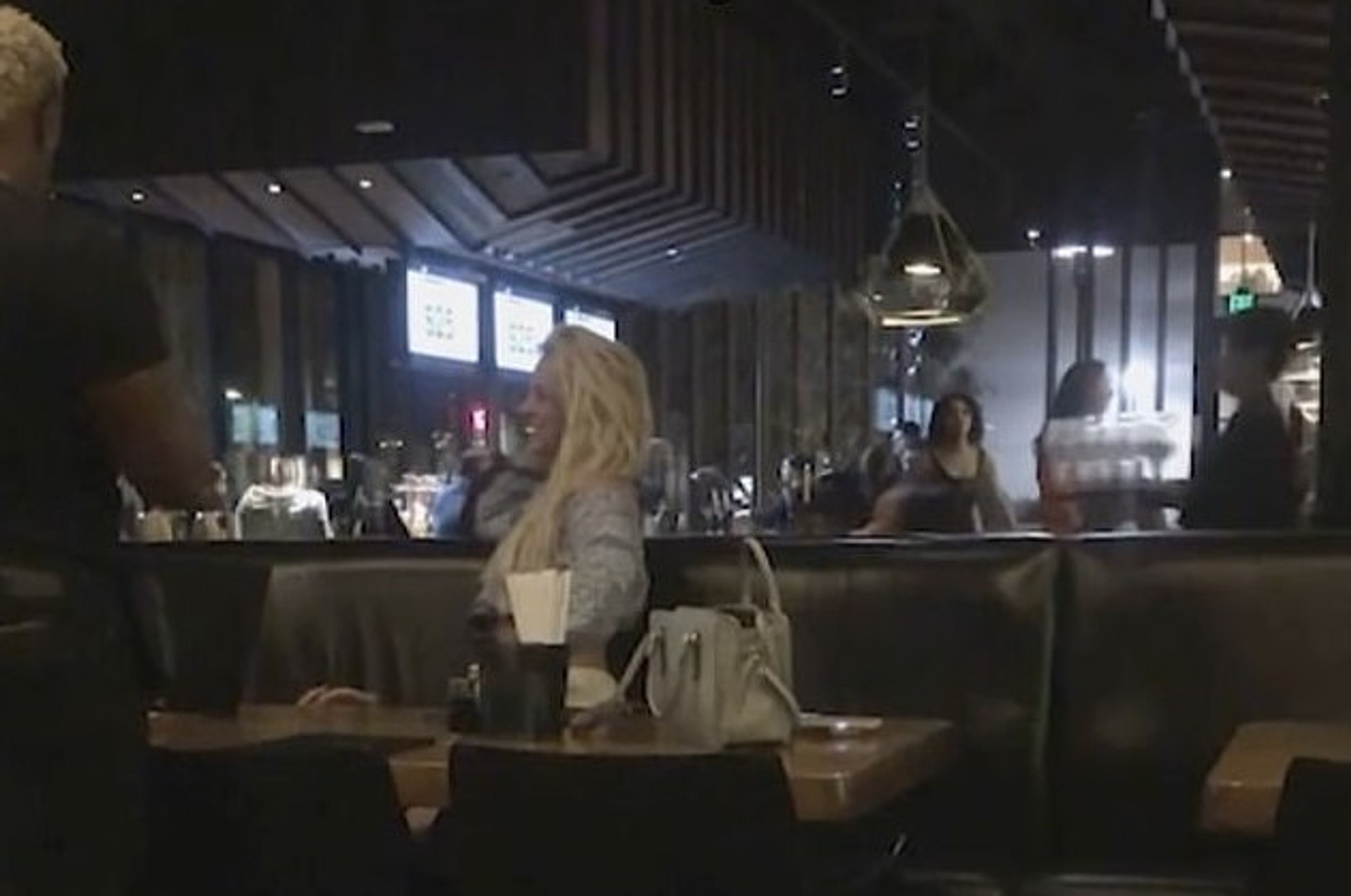 Бритни Спирс в ресторане 
Фото: TMZ