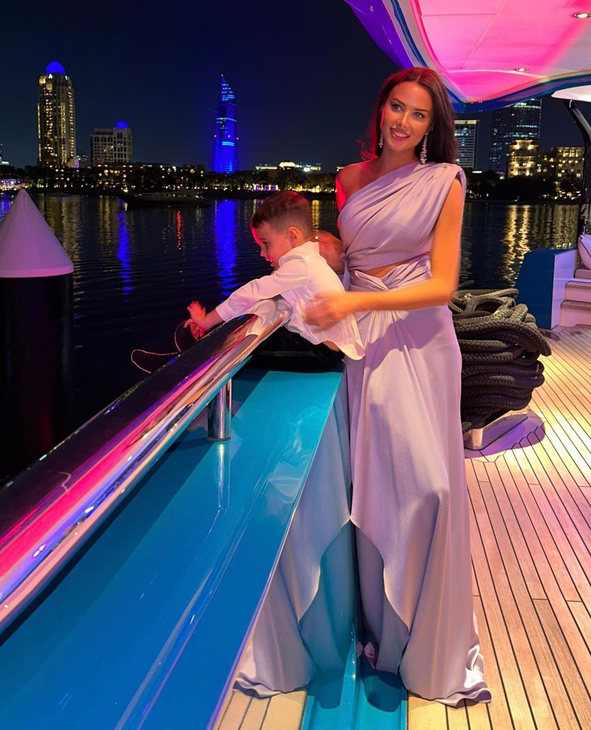 Анастасия Решетова с сыном во время празднования Нового года в Дубае
Фото: Инстаграм (запрещен в РФ)