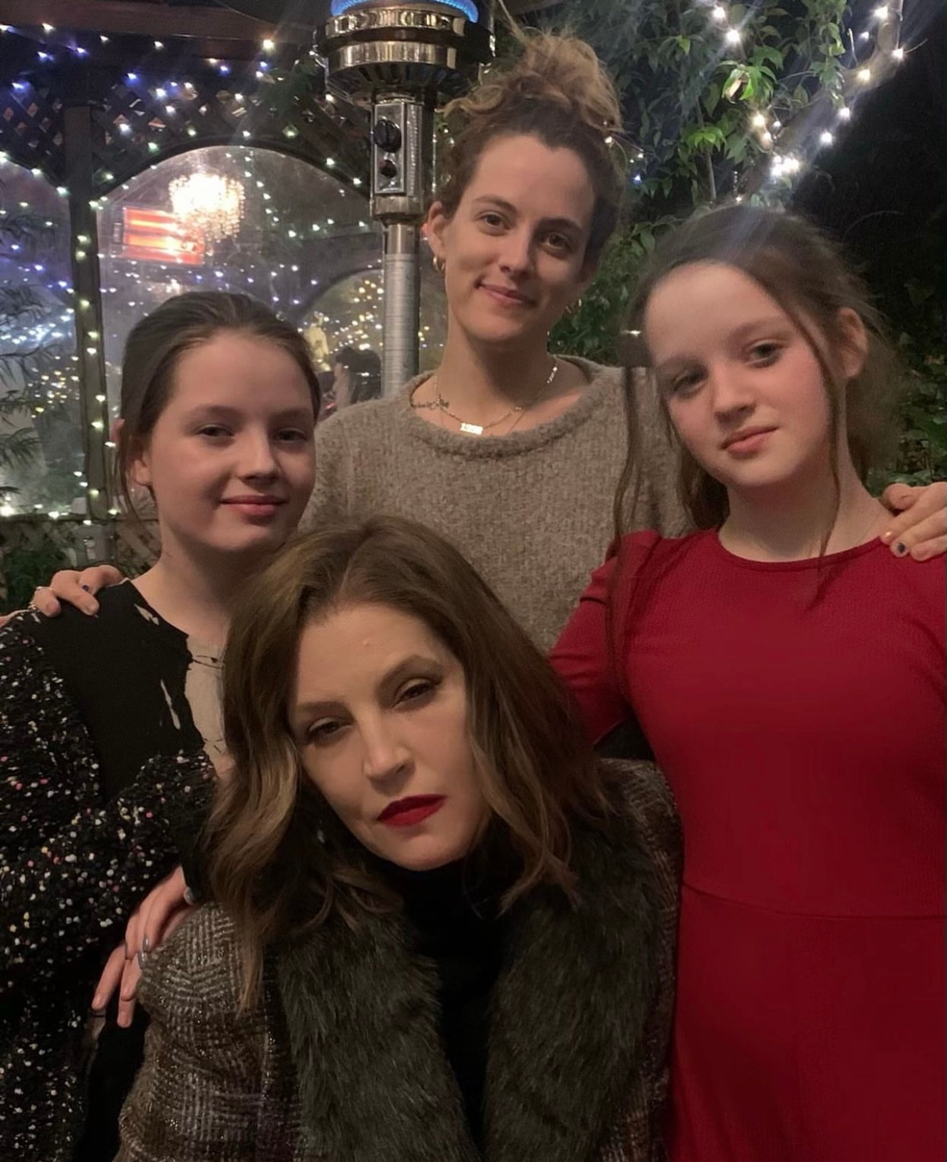 Лиза Мари Пресли с дочерьми
Фото: Инстаграм (запрещен в РФ)