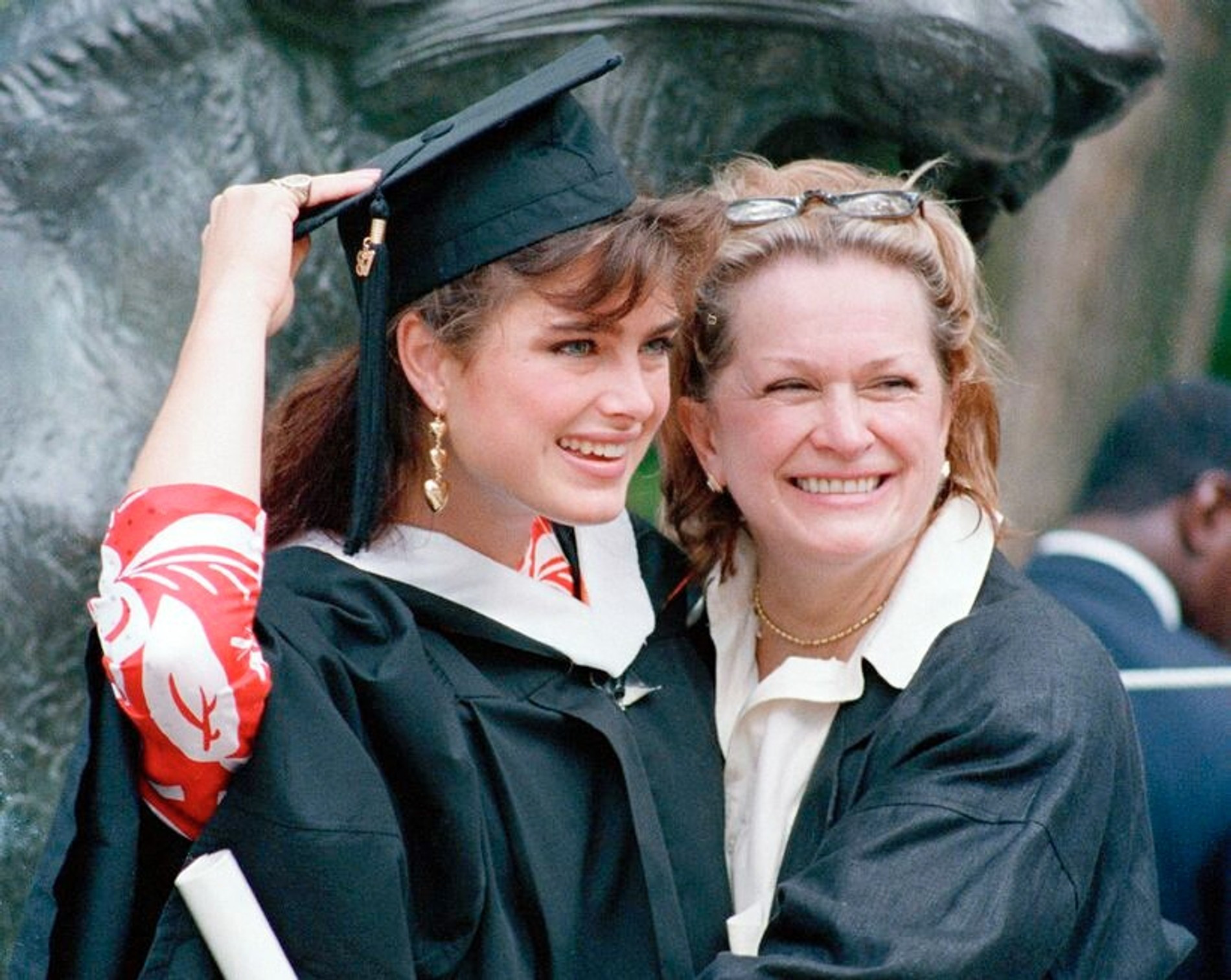 Брук Шилдс со своей мамой на выпускном
Фото: AP
