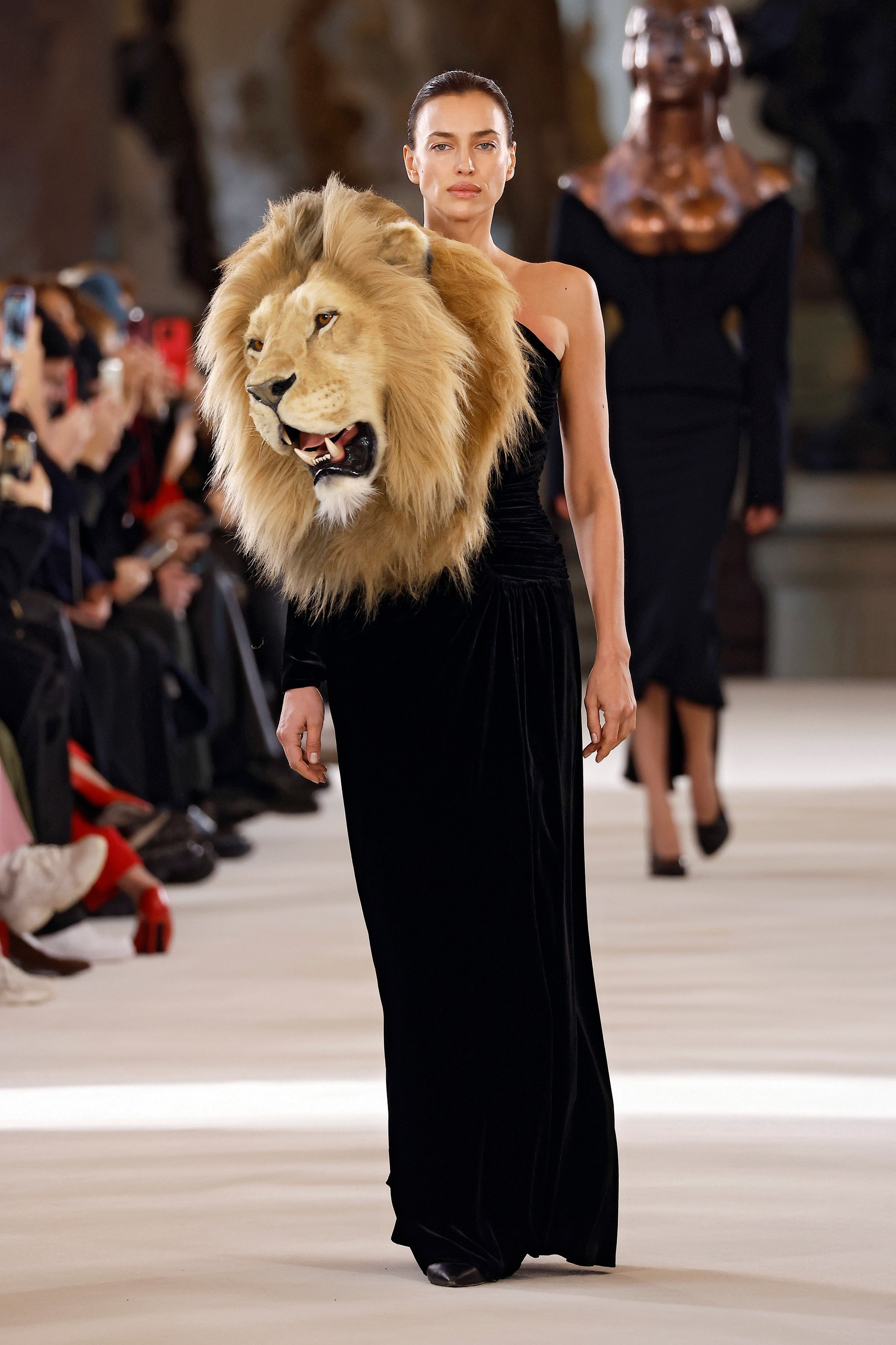 Ирина Шейк в образе льва на показе Schiaparelli Couture Spring 2023
Фото: Getty