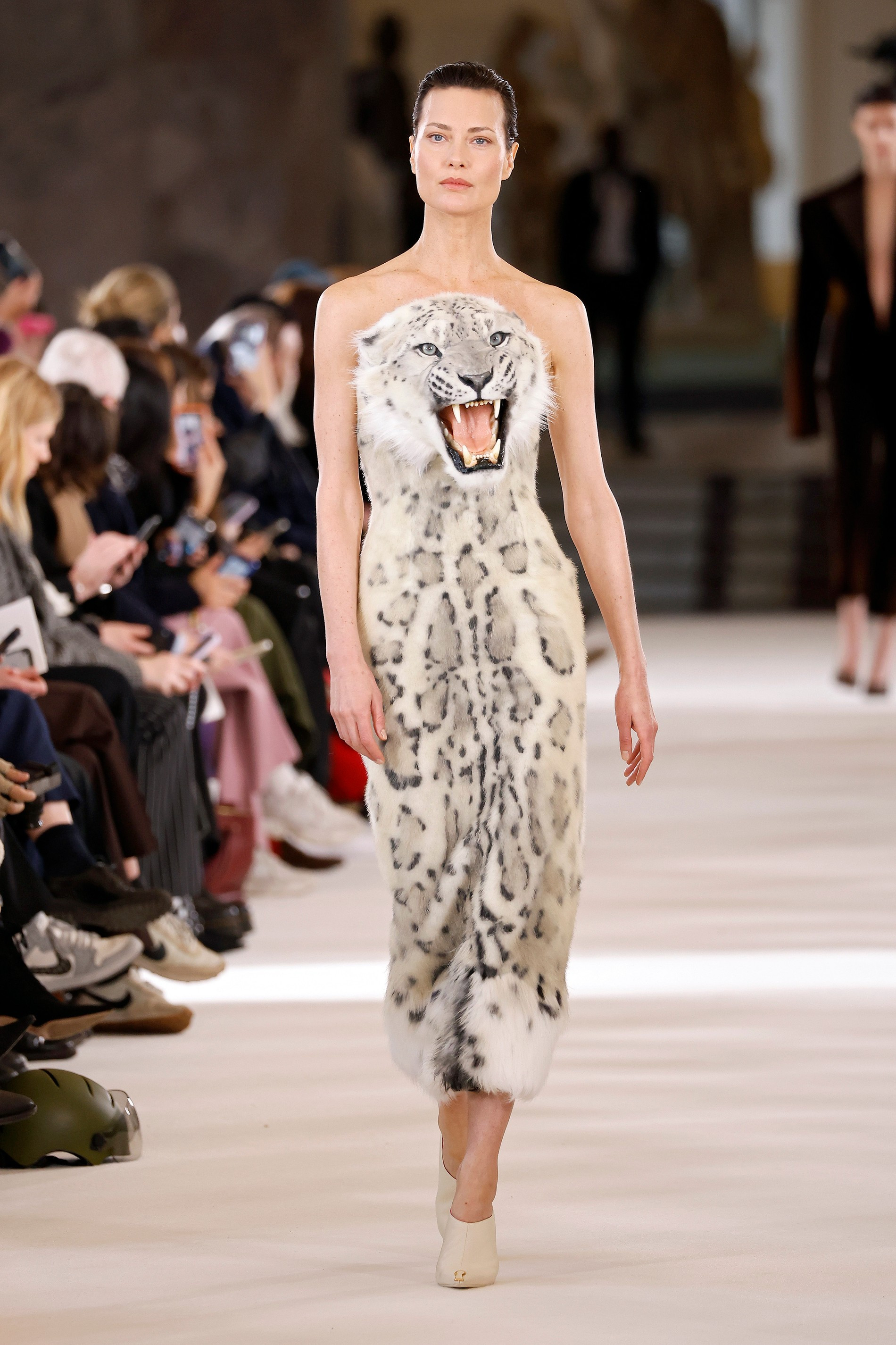 Шалом Харлоу в образе леопарда на показе Schiaparelli Couture Spring 2023
Фото: Getty