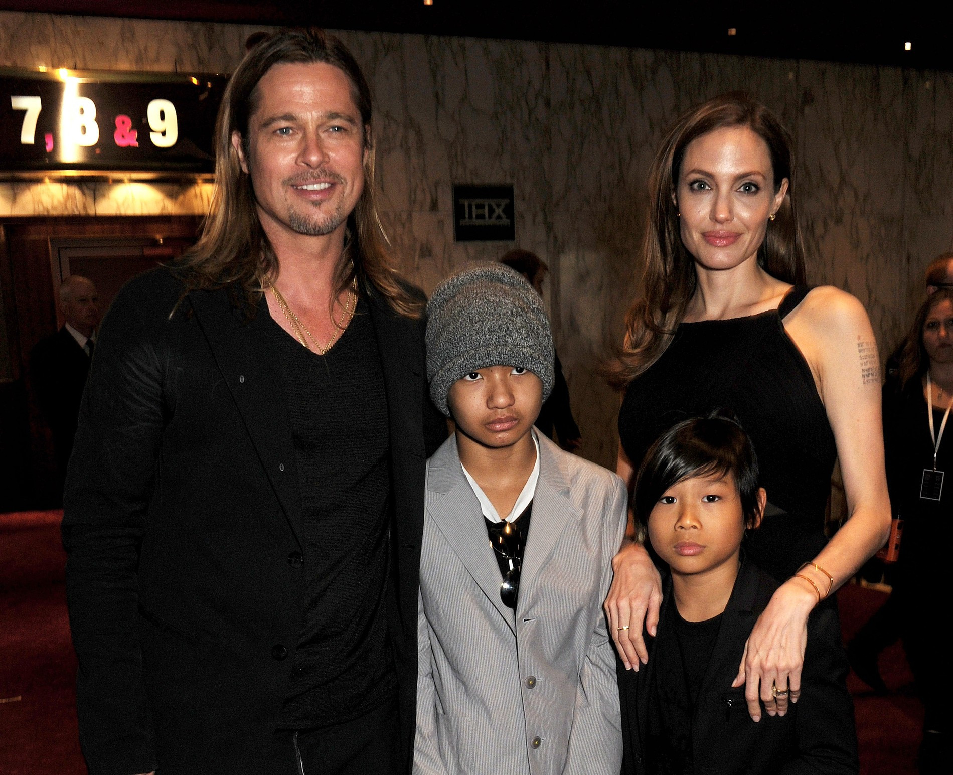 Брэд Питт и Анджелина Джоли c детьми
Фото: Getty Images