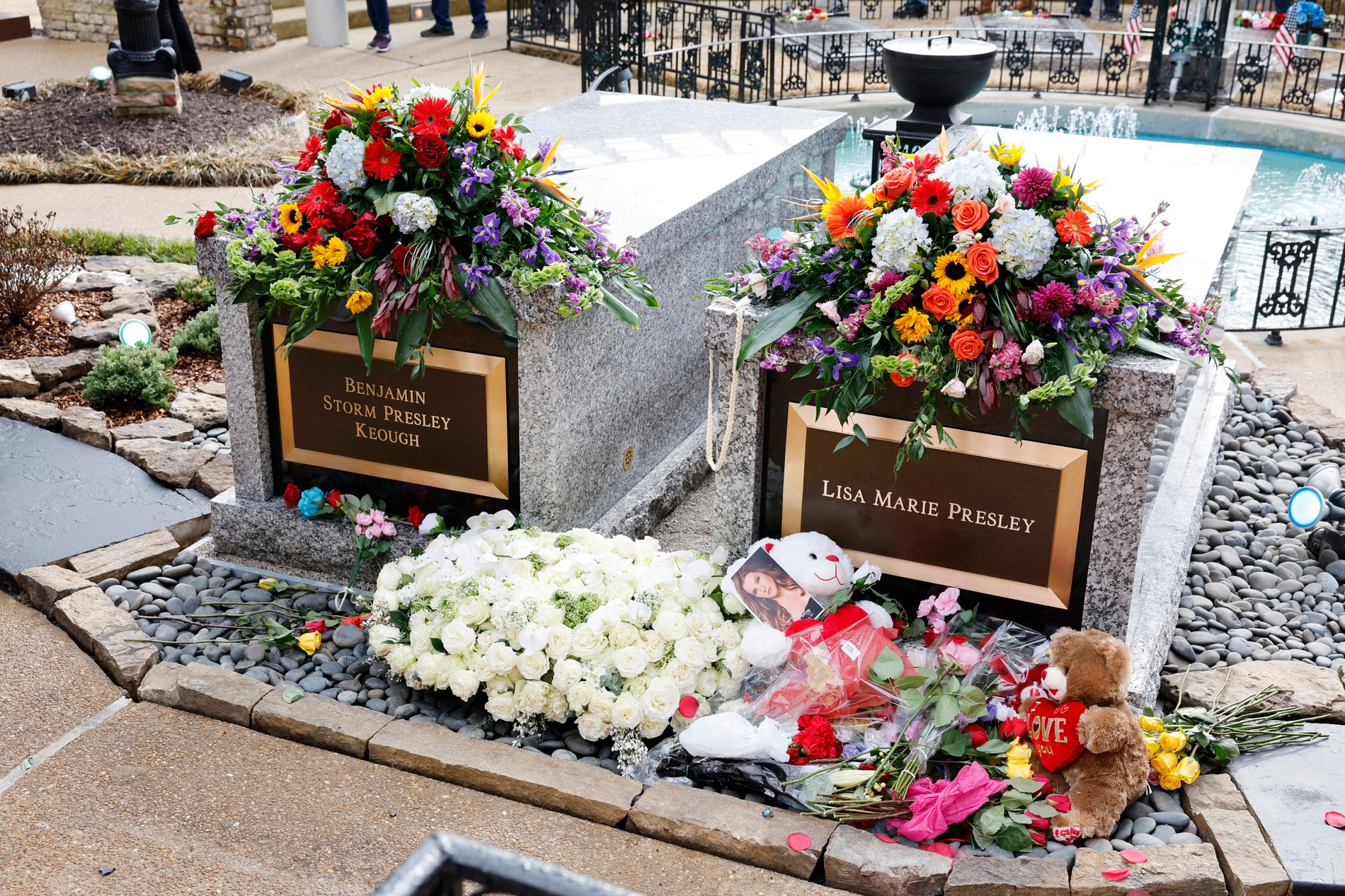 Лизу Мари Пресли похоронили рядом с сыном Бенджамином Кио, который покончил с собой в 2020 году