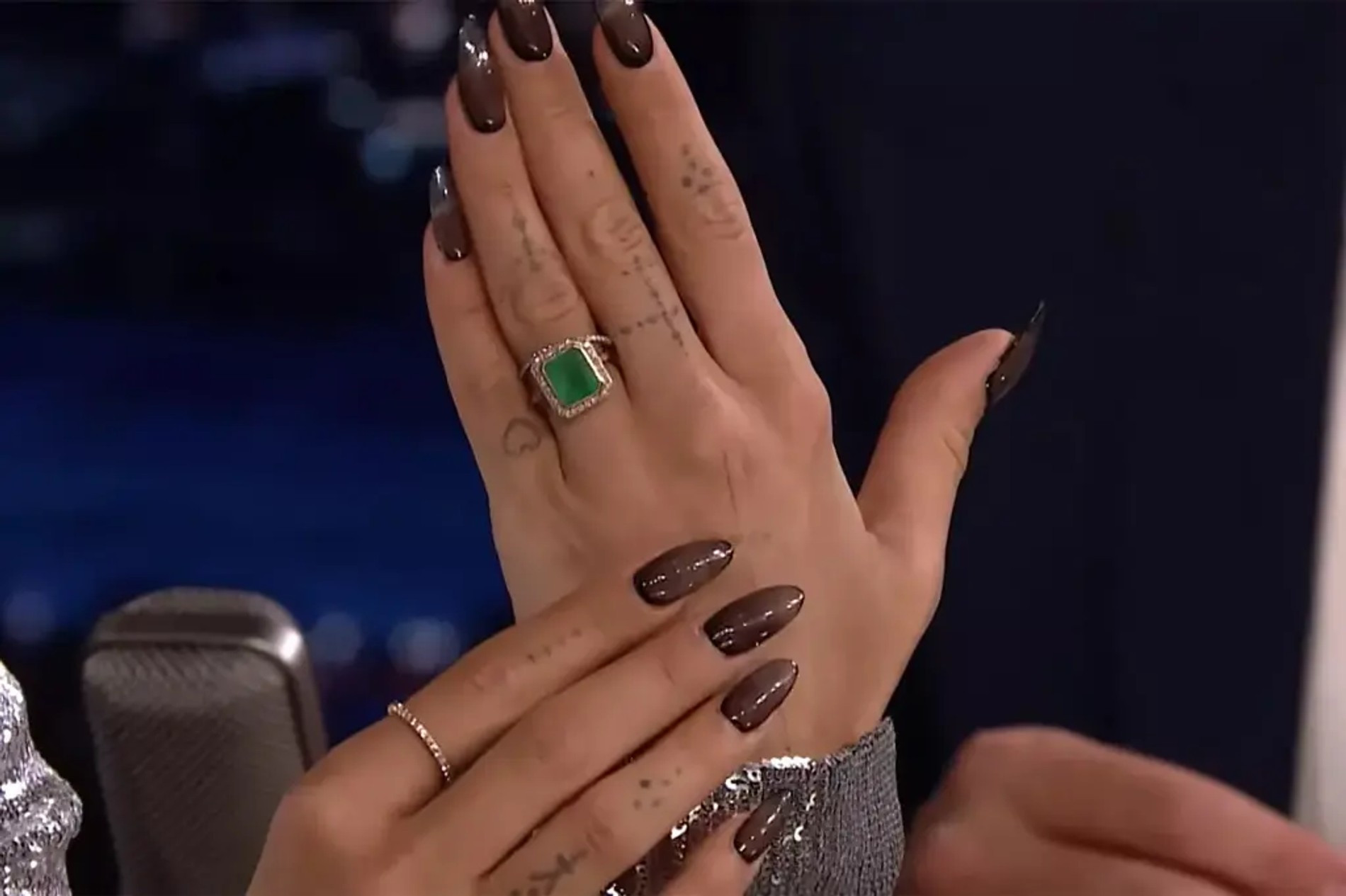Рита Ора показывает помолвочное кольцо на шоу Джимми Фэллона
Фото: NBC