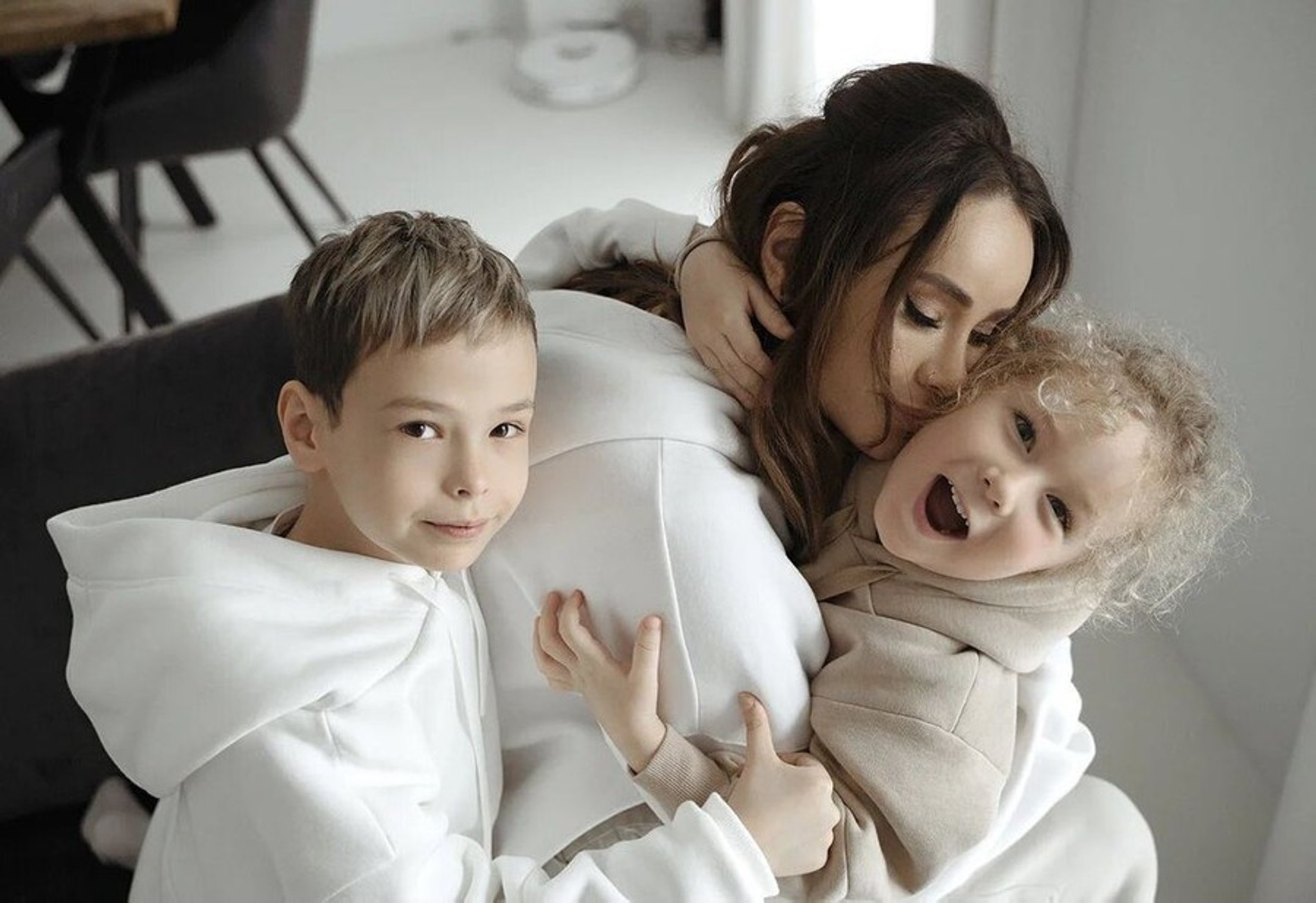 Айза-Лилуна Ай с сыновьями Сэмом и Элвисом 
Фото: Инстаграм (запрещен в РФ)