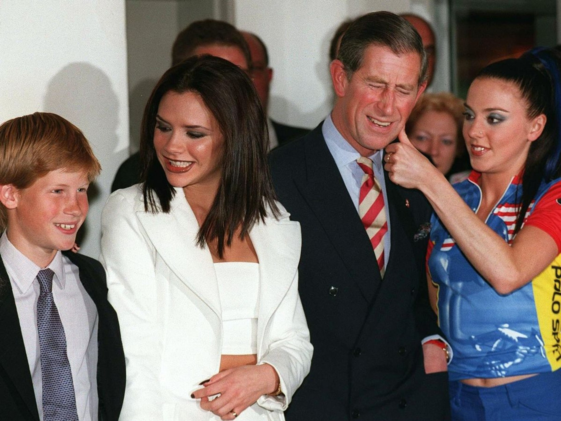 Виктория Бекхэм и Мелани Чизхолм с будущим королем и принцем Гарри в 1997 году