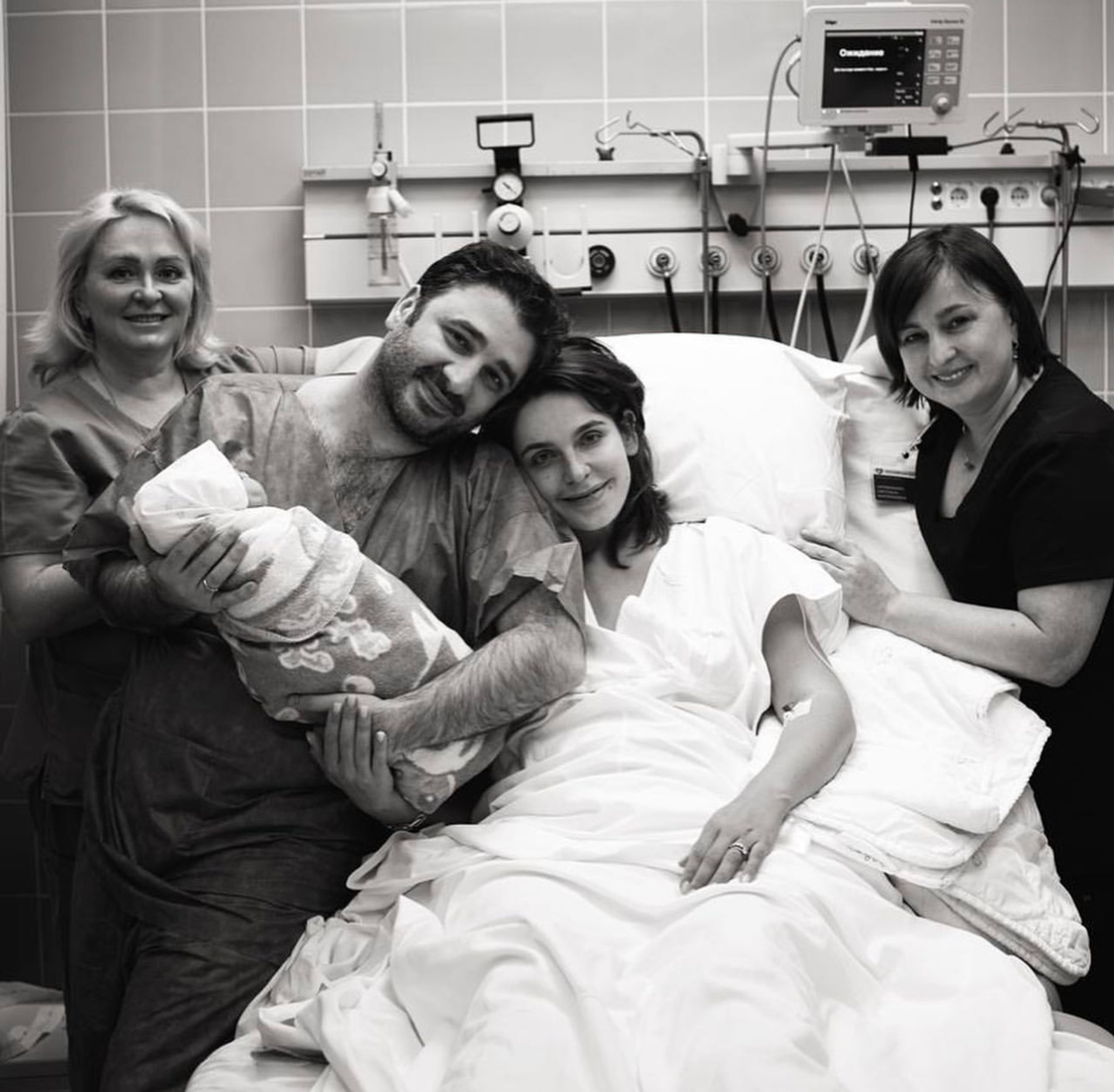 Лиза Моряк и Сарик Андреасян с новорожденной дочерью и семьей
Фото: Инстаграм (запрещен в РФ)