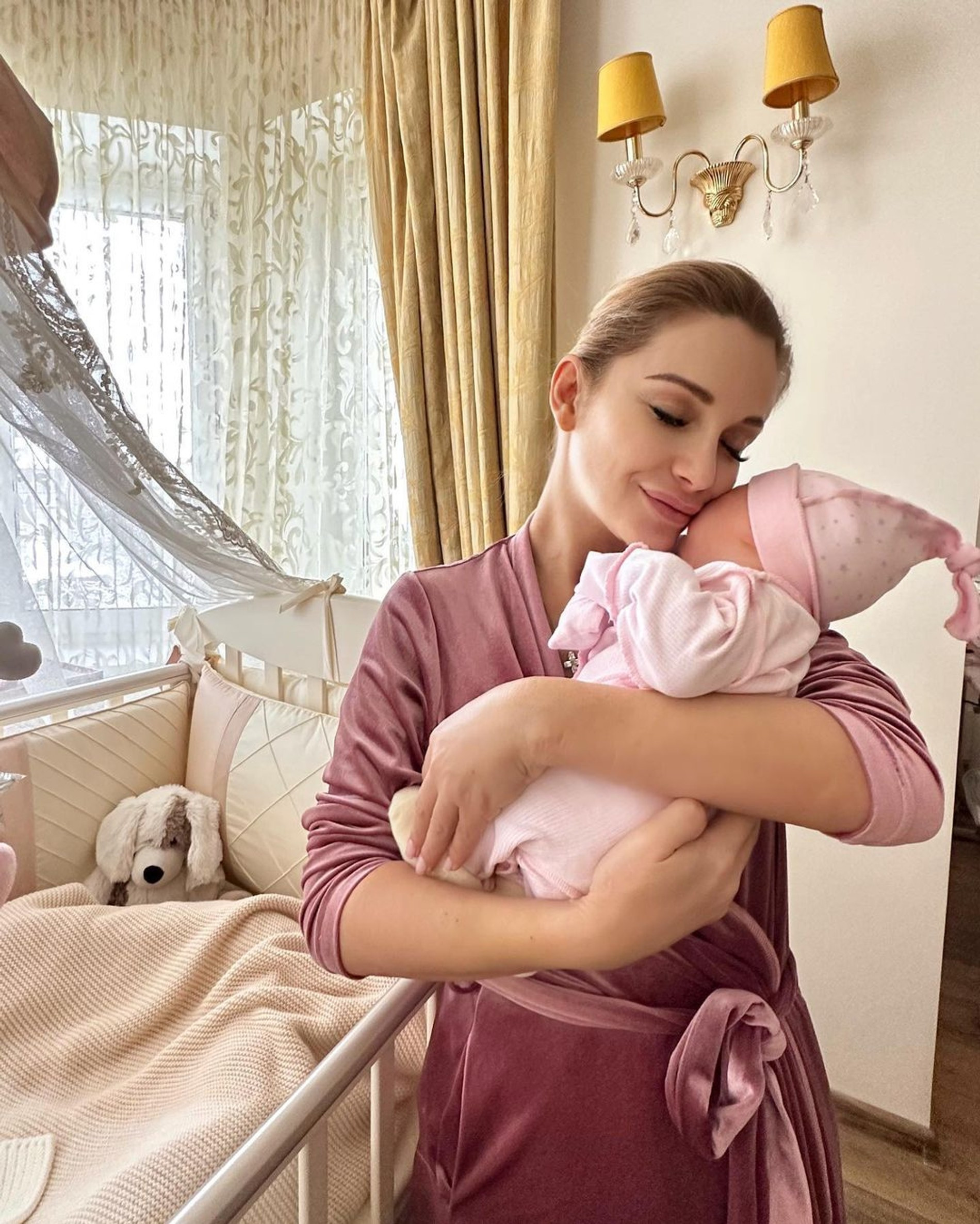 Ольга Орлова с новорожденной дочерью Аней
Фото: Инстаграм (запрещен в РФ) Ольги Орловой