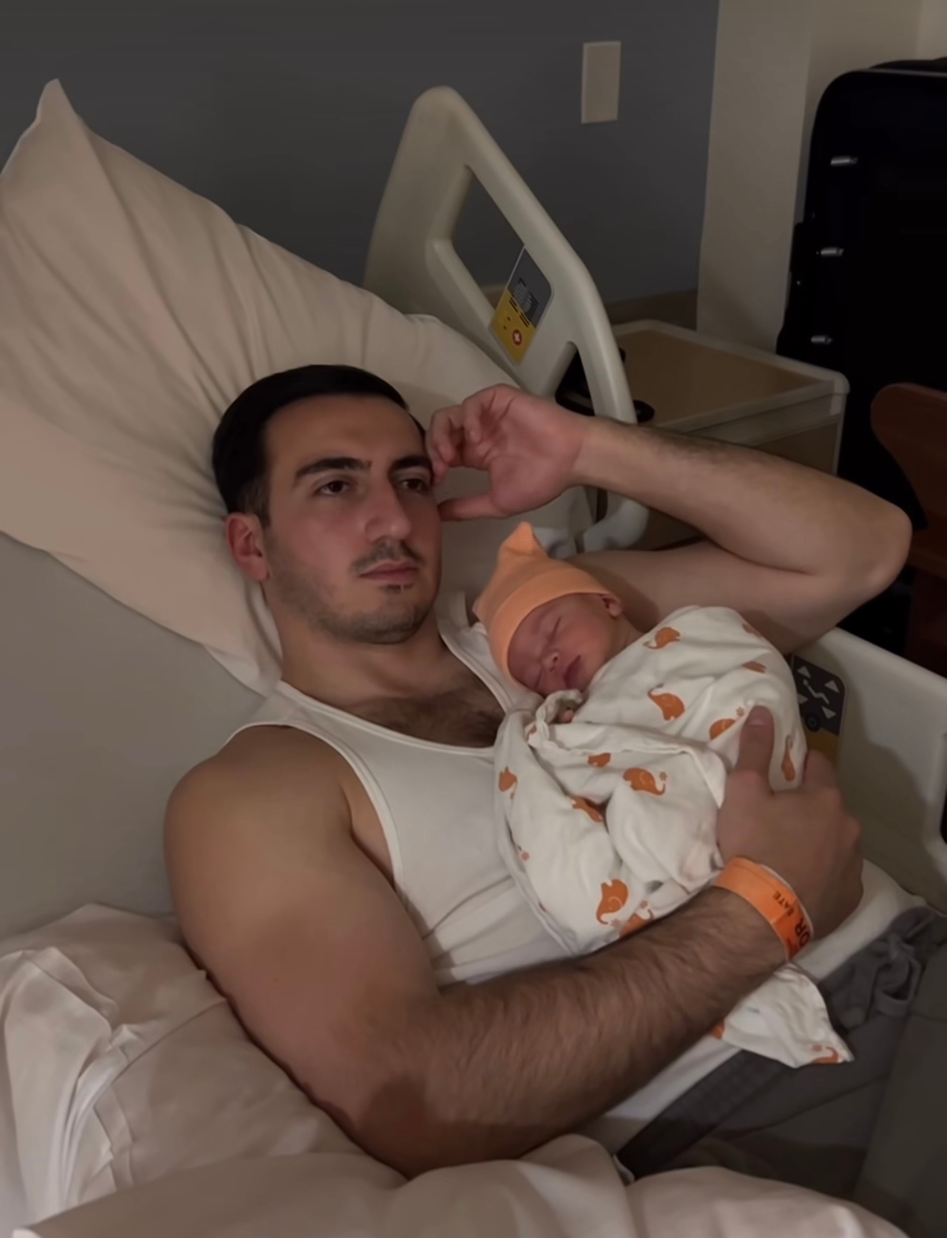 Супруг Карины Каспарянц Оск с новорожденным сыном
Фото: Инстаграм (запрещен в РФ)