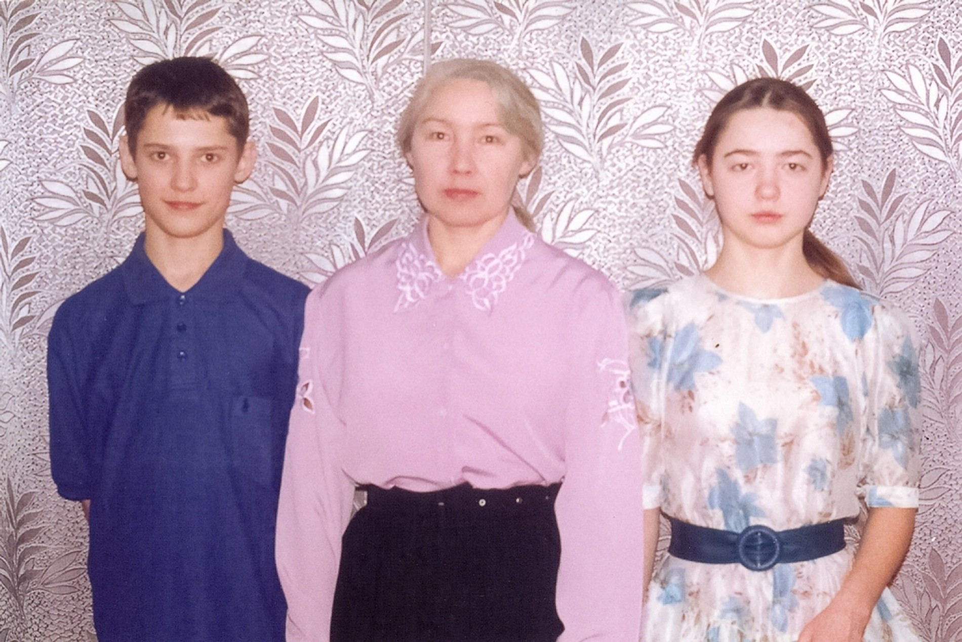 Вячеслав с матерью и старшей сестрой. Фото: личный архив героя