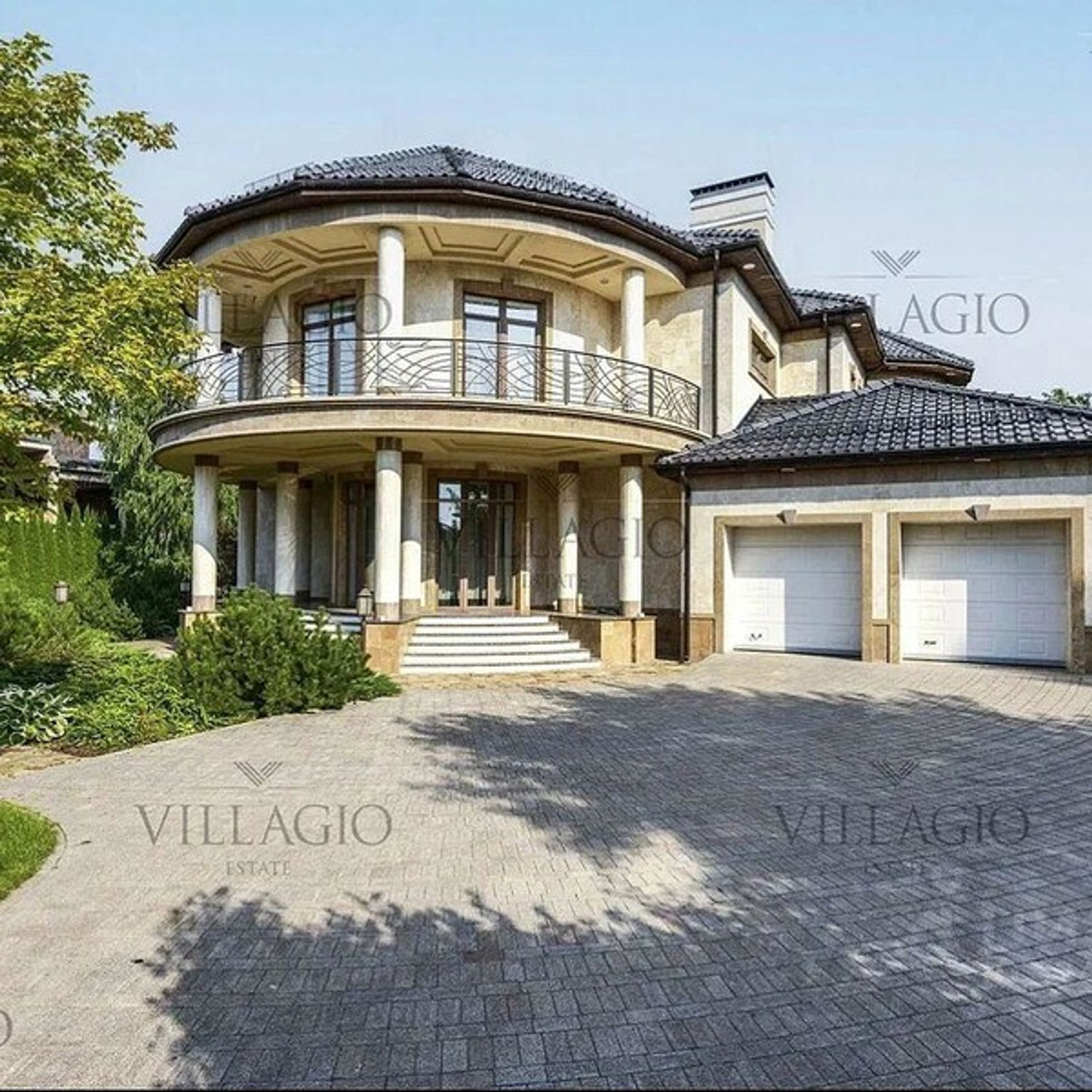 Вход в особняк, гараж
Фото: Villagio