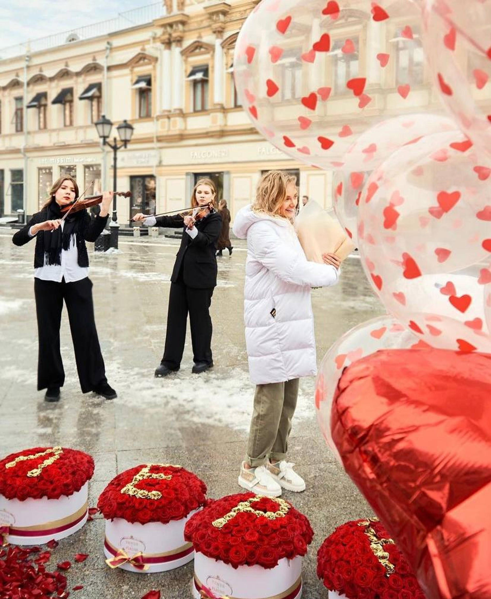 В сюрпризе участвовали корзины с цветами и девушки со скрипками
Фото: Инстаграм (запрещен в РФ) @zimamoscow