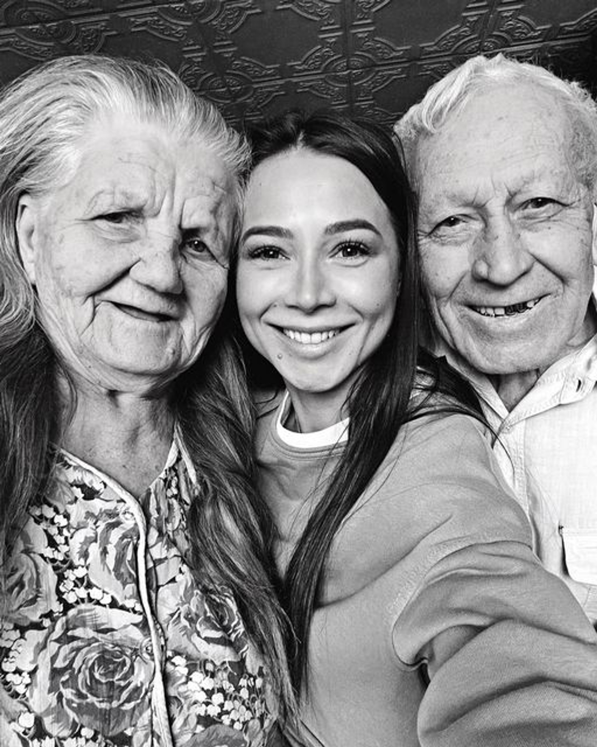 Валерия Чекалина с бабушкой и дедушкой
Фото: Инстаграм (запрещен в РФ) / @ler_chek