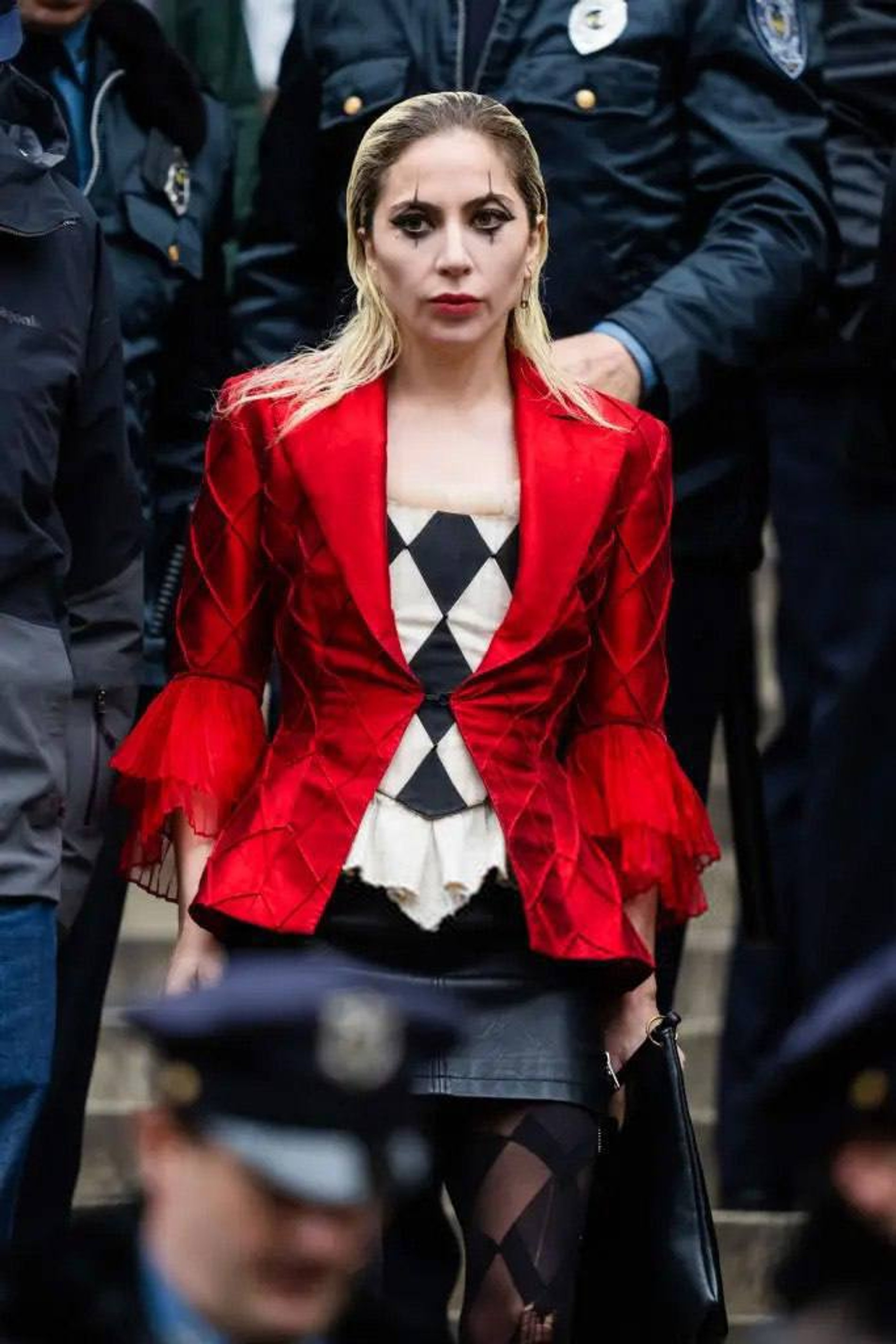 Леди Гага в образе Харли Квинн на съемках нового «Джокера» 
Фото: Твиттер @PopBase