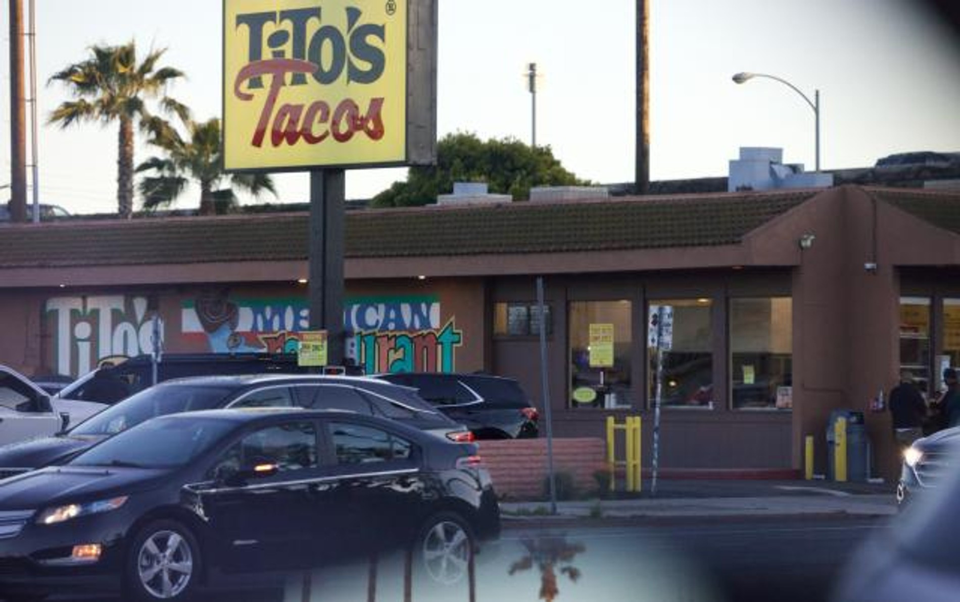 Пунктом назначения стало мексиканское кафе Tito's Tacos