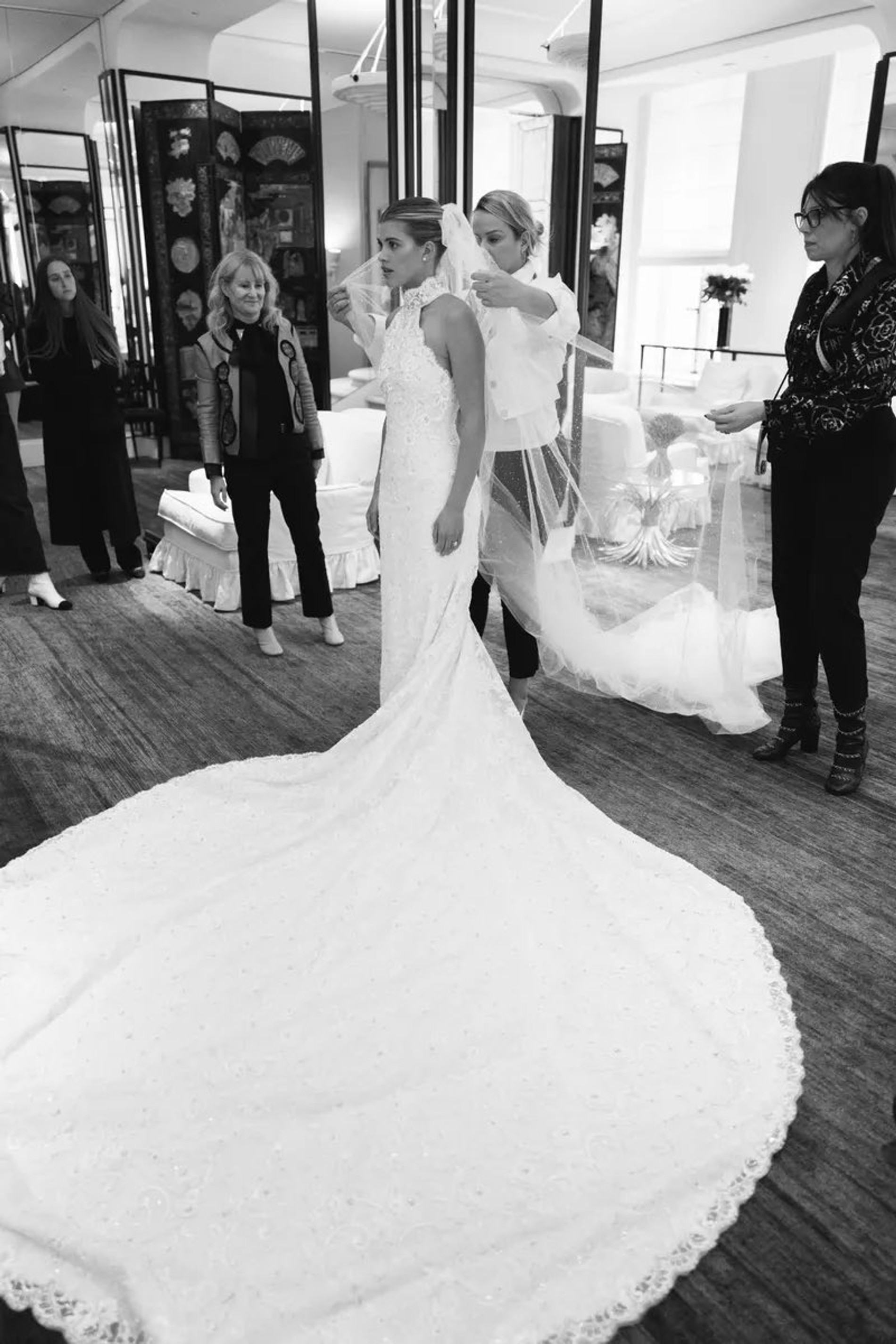 София на примерке свадебного платья
Фото: Vogue