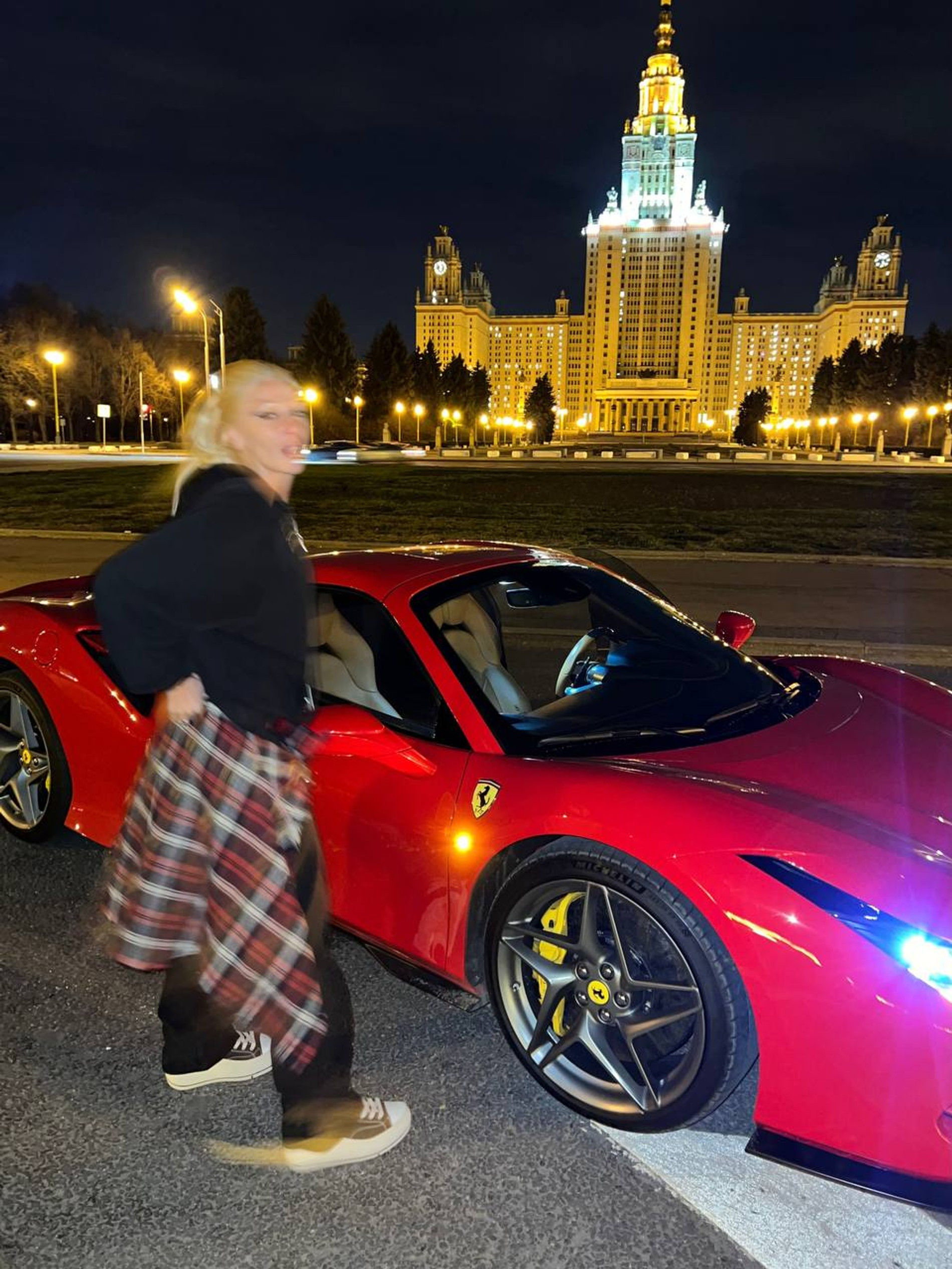 Настя Ивлеева рядом со своим Ferrari Tributo
Фото: Telegram-канал Насти Ивлеевой 