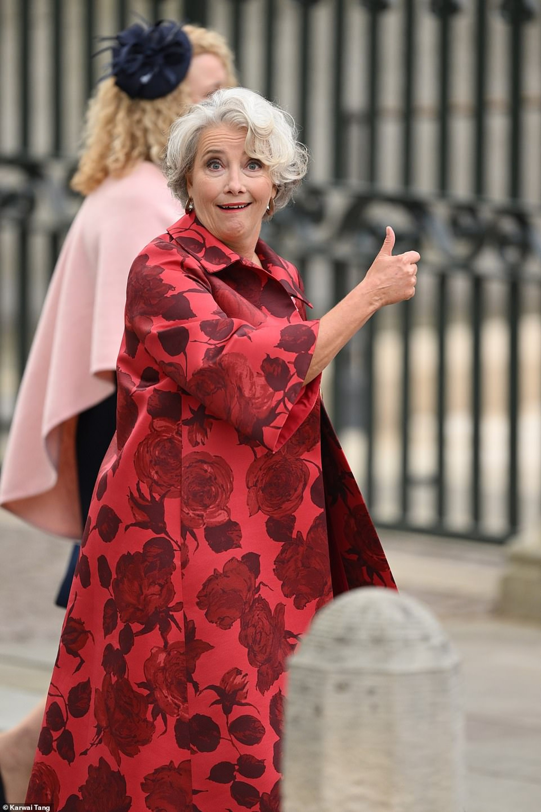 Актриса Эмма Томпсон приехала в Вестминстерское аббатство в отличном настроении
Фото: Daily Mail