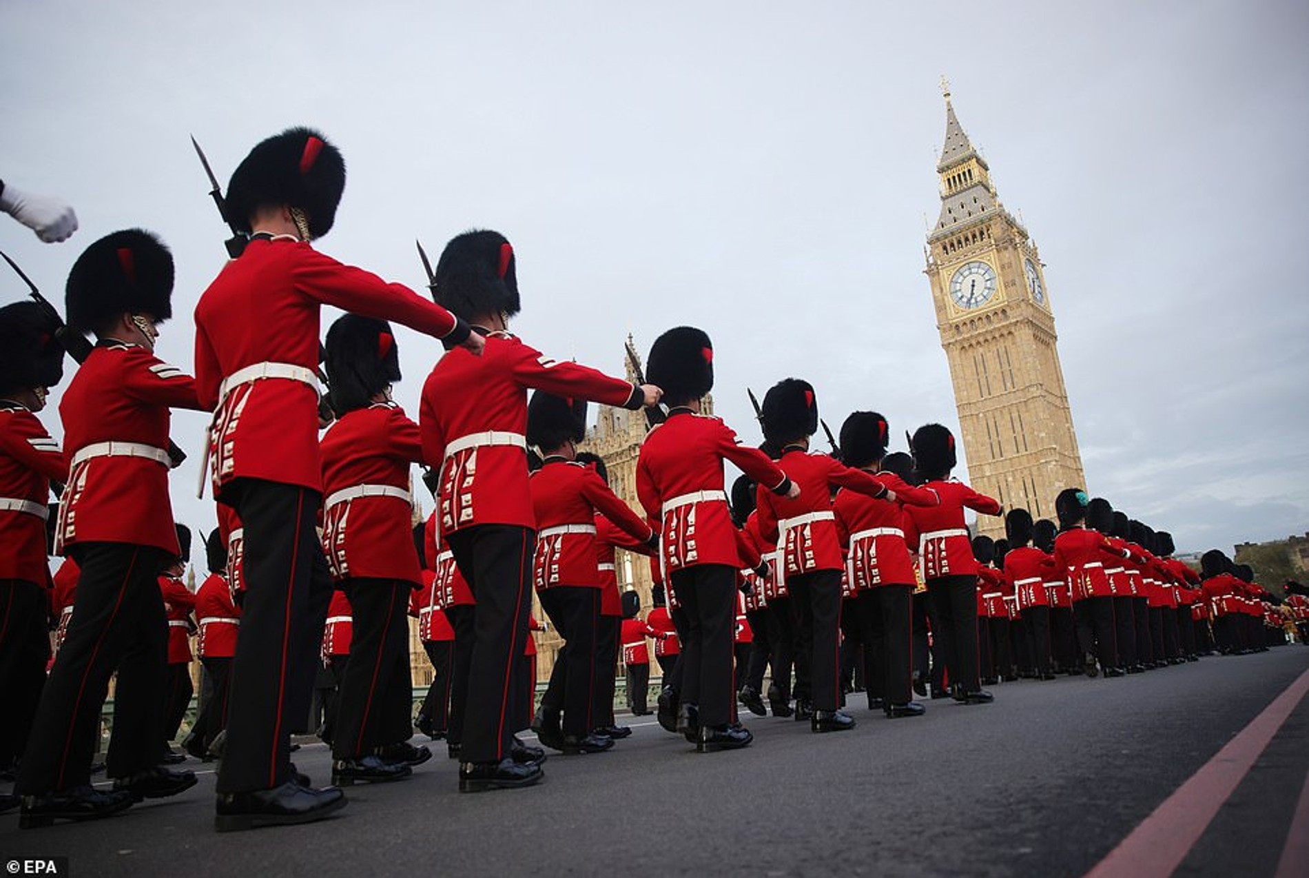 Военные маршируют у Вестминстерского дворца в преддверии церемонии коронации британского короля Карла III
Фото: Daily Mail