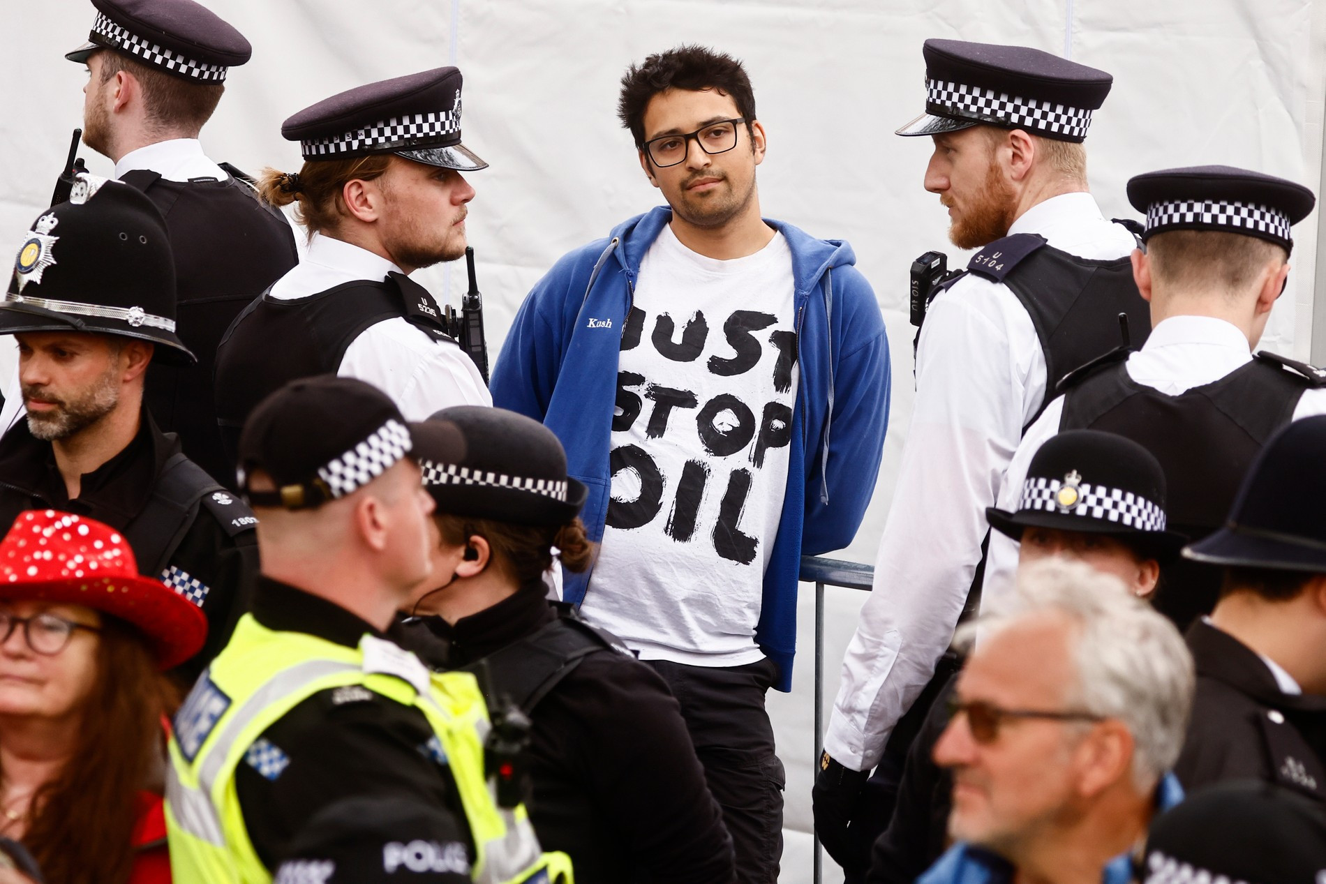 Полицейские задерживают члена движения Just Stop Oil
Фото: Getty Images