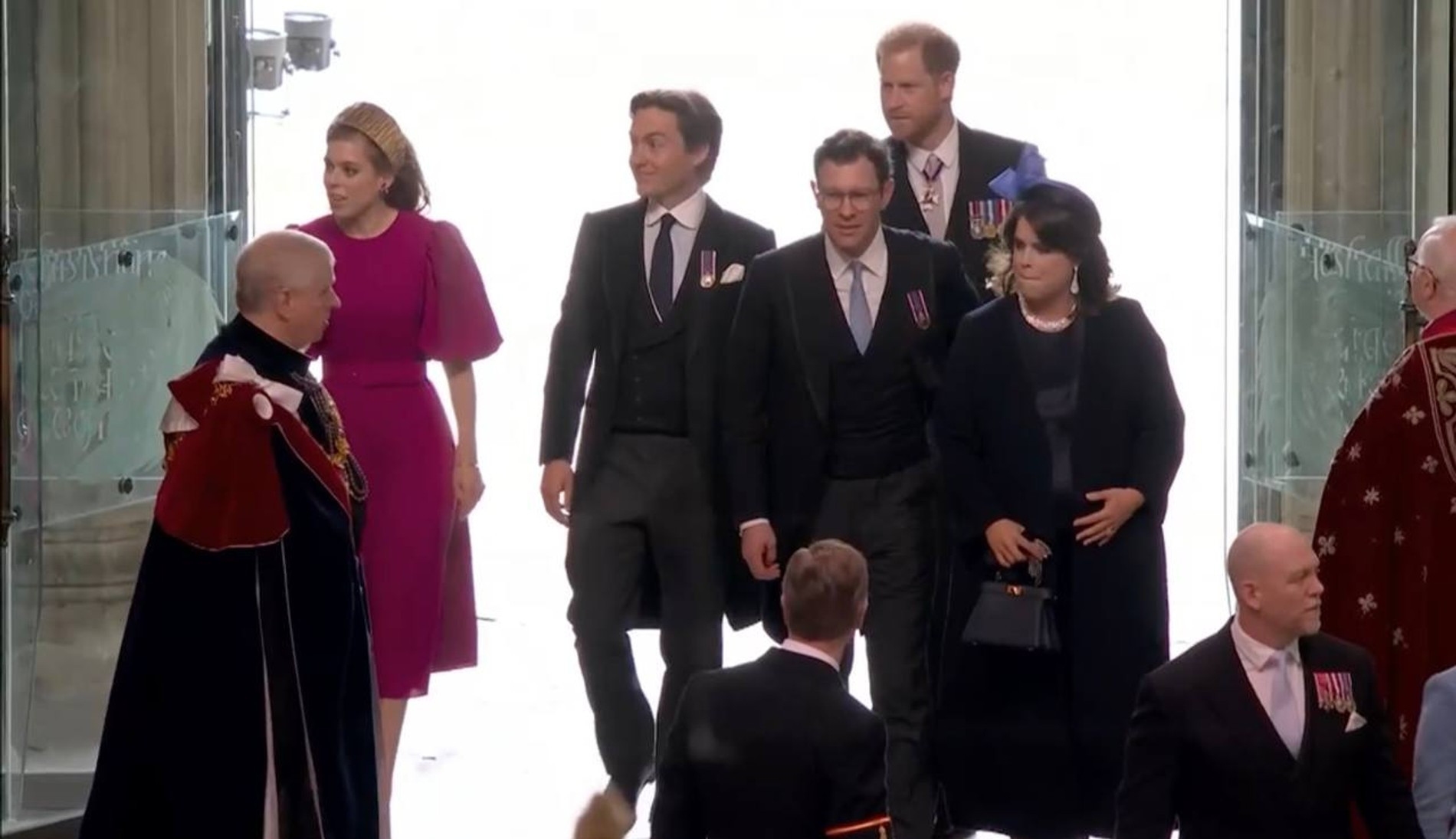 Принц Гарри с принцессами Беатрис и Евгенией 
Фото: BBC