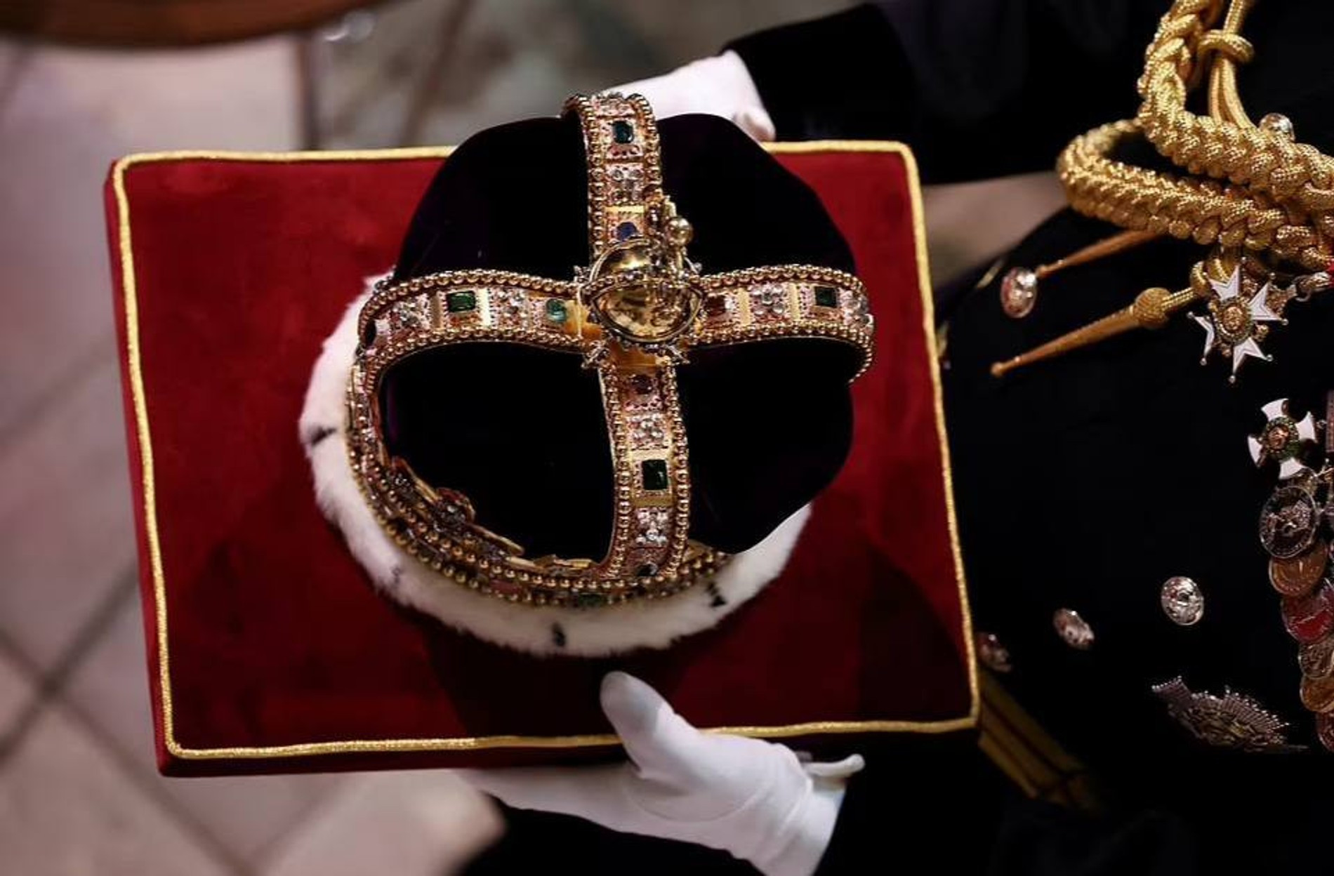 Корона святого Эдуарда была создана в 1661 году для коронации Карла II
Фото: Reuters
