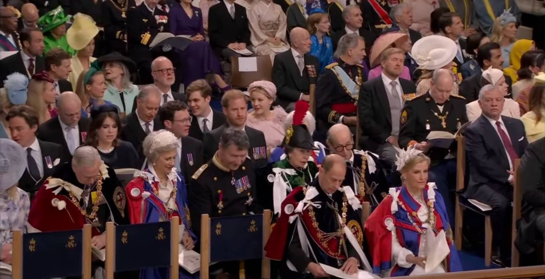 Мятежный принц занял почетное место в третьем ряду
Фото: BBC