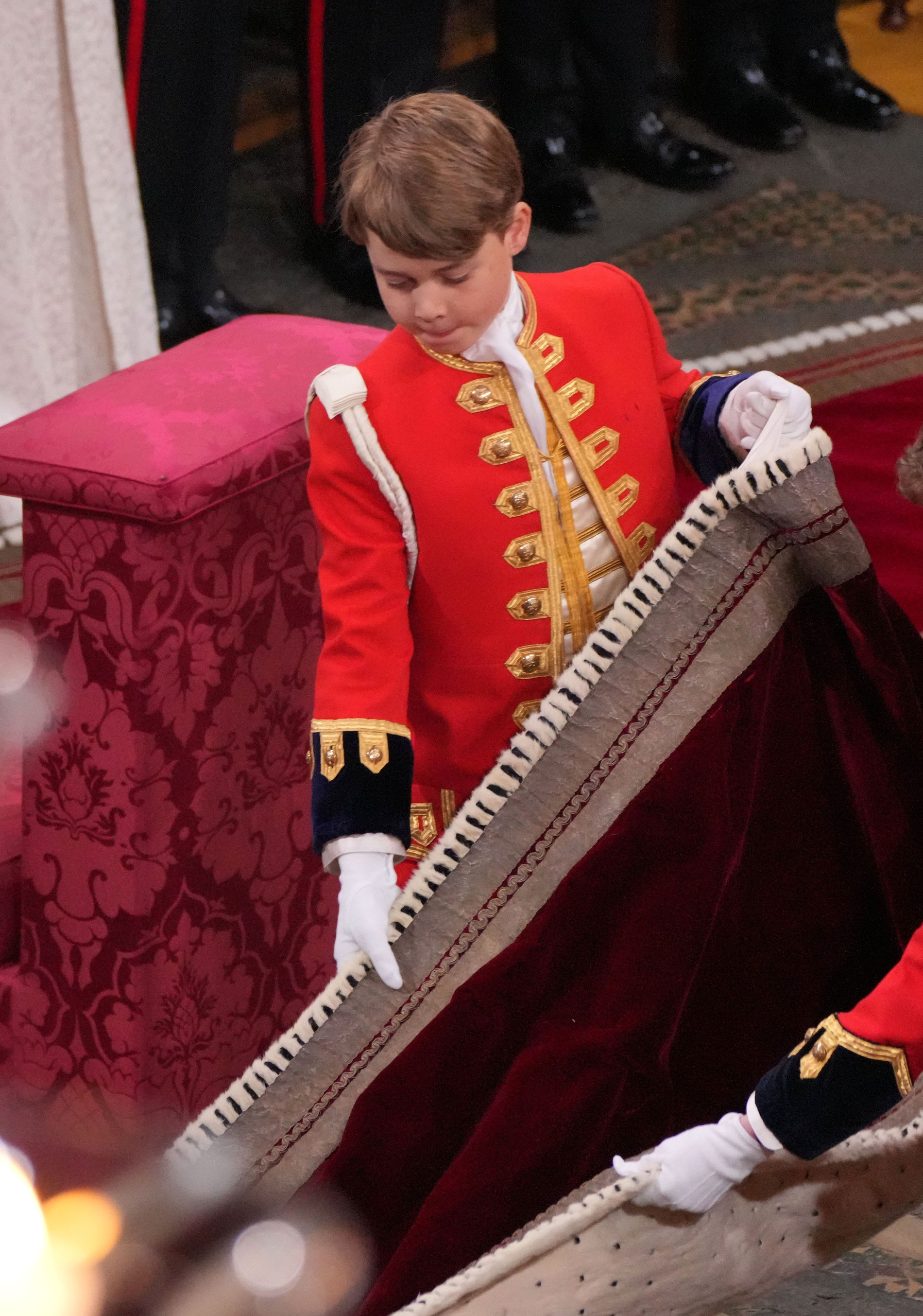 Принц Джордж помогает нести мантию короля
Фото: Getty Images