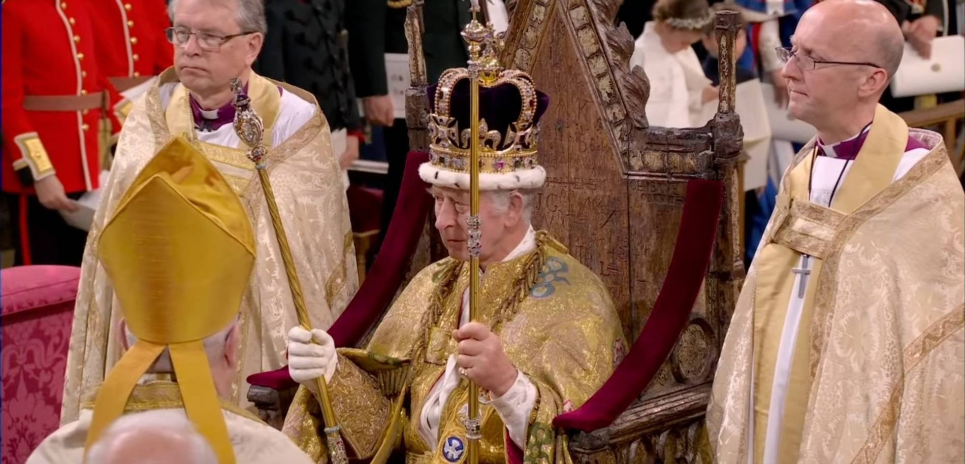 Карл III с королевскими регалиями
 Фото: BBC